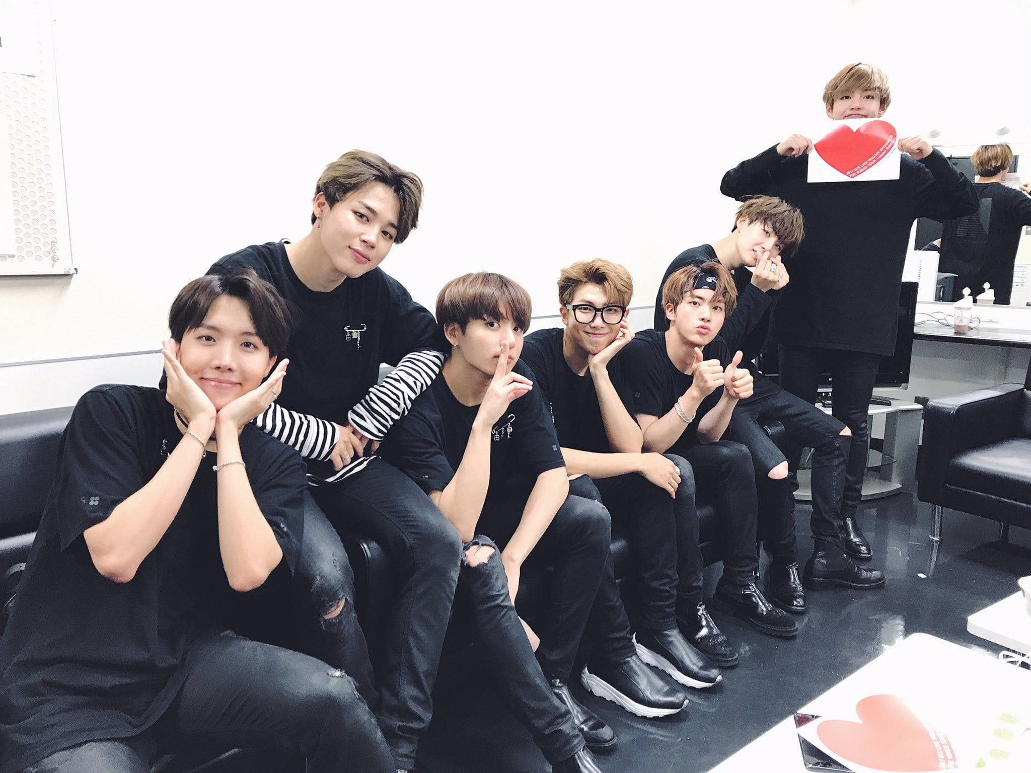 BTS 2021 Skrivebord - Harmony af Popkulturikoner Wallpapers