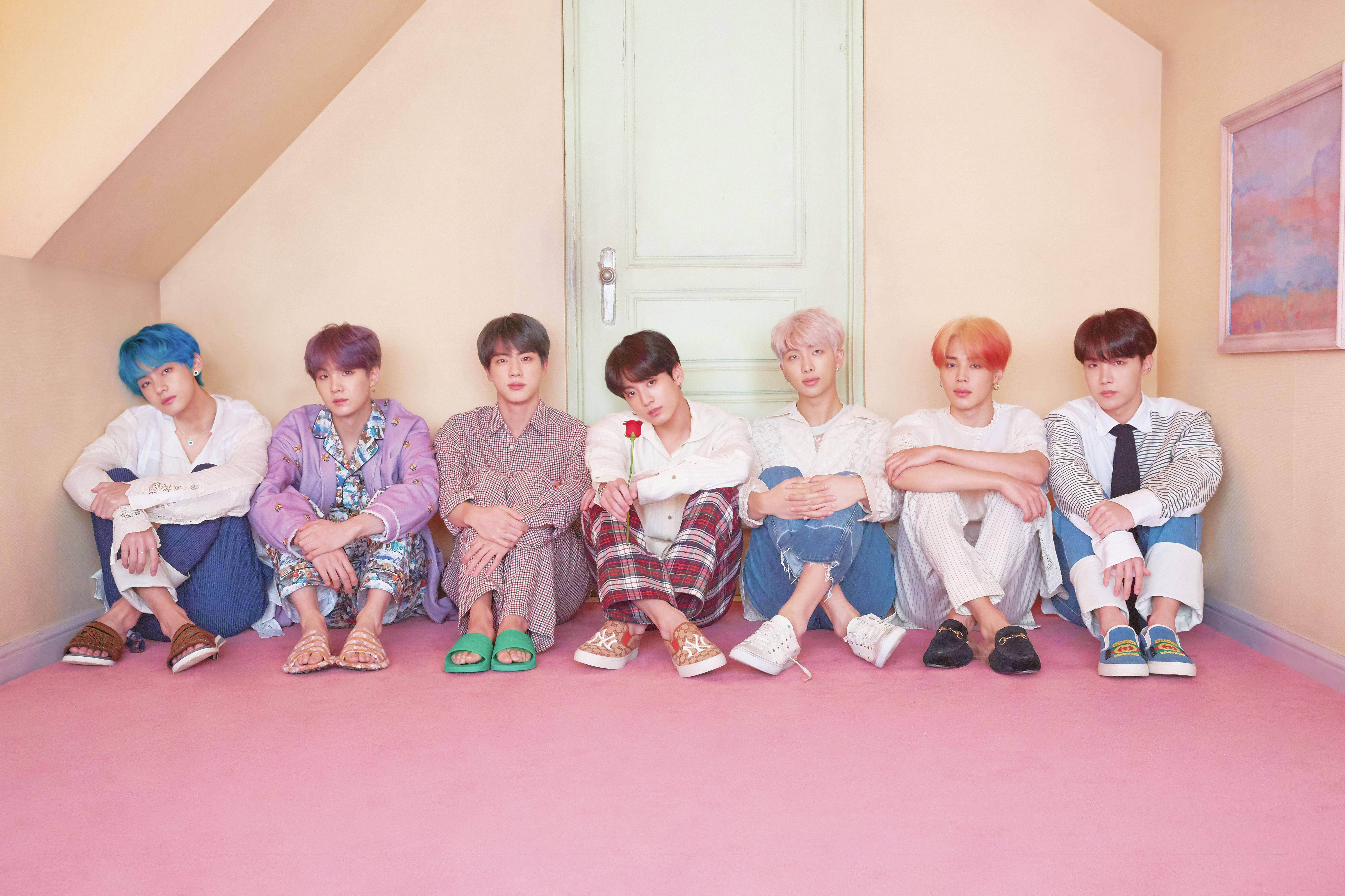 BTS Desktop Siddende Foran Dør Wallpapers