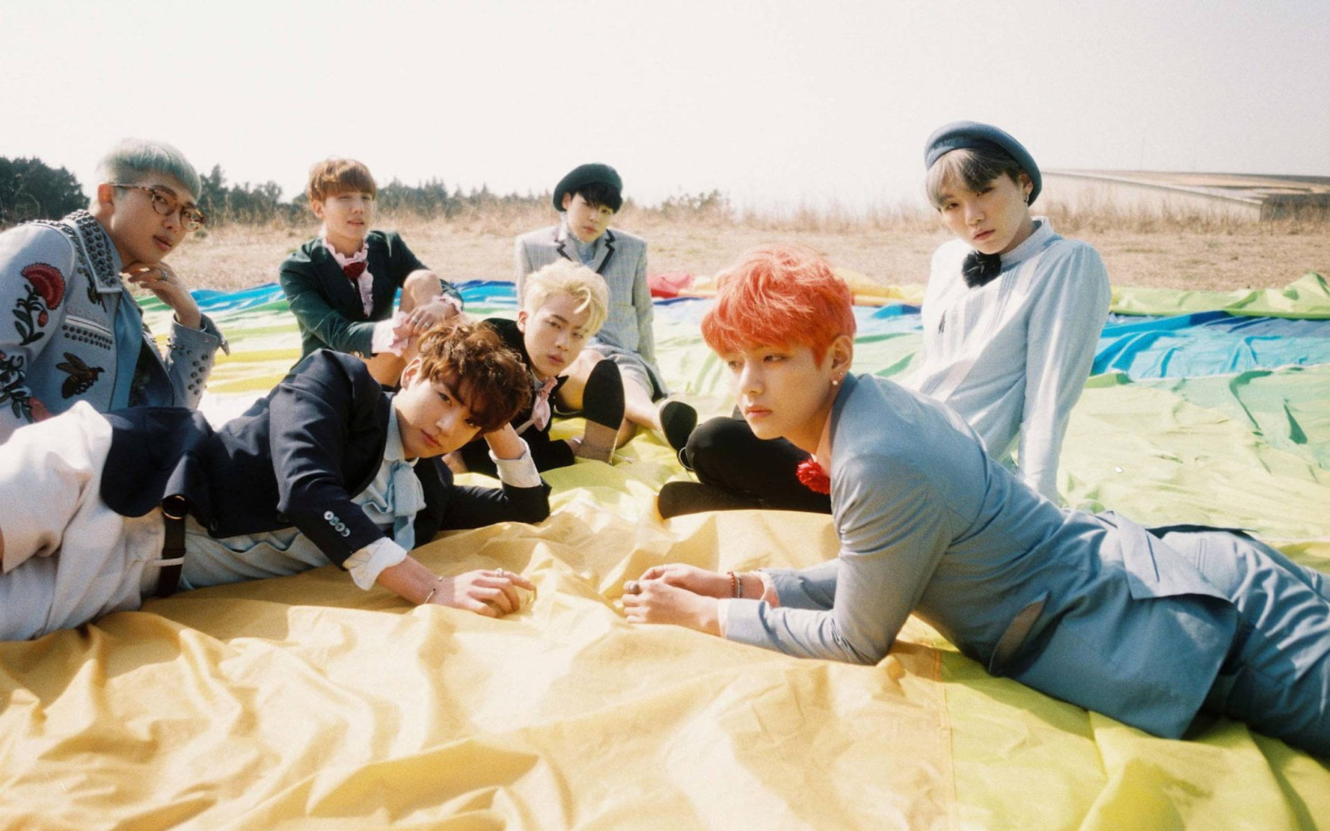 BTS gruppebillede på marken Wallpapers