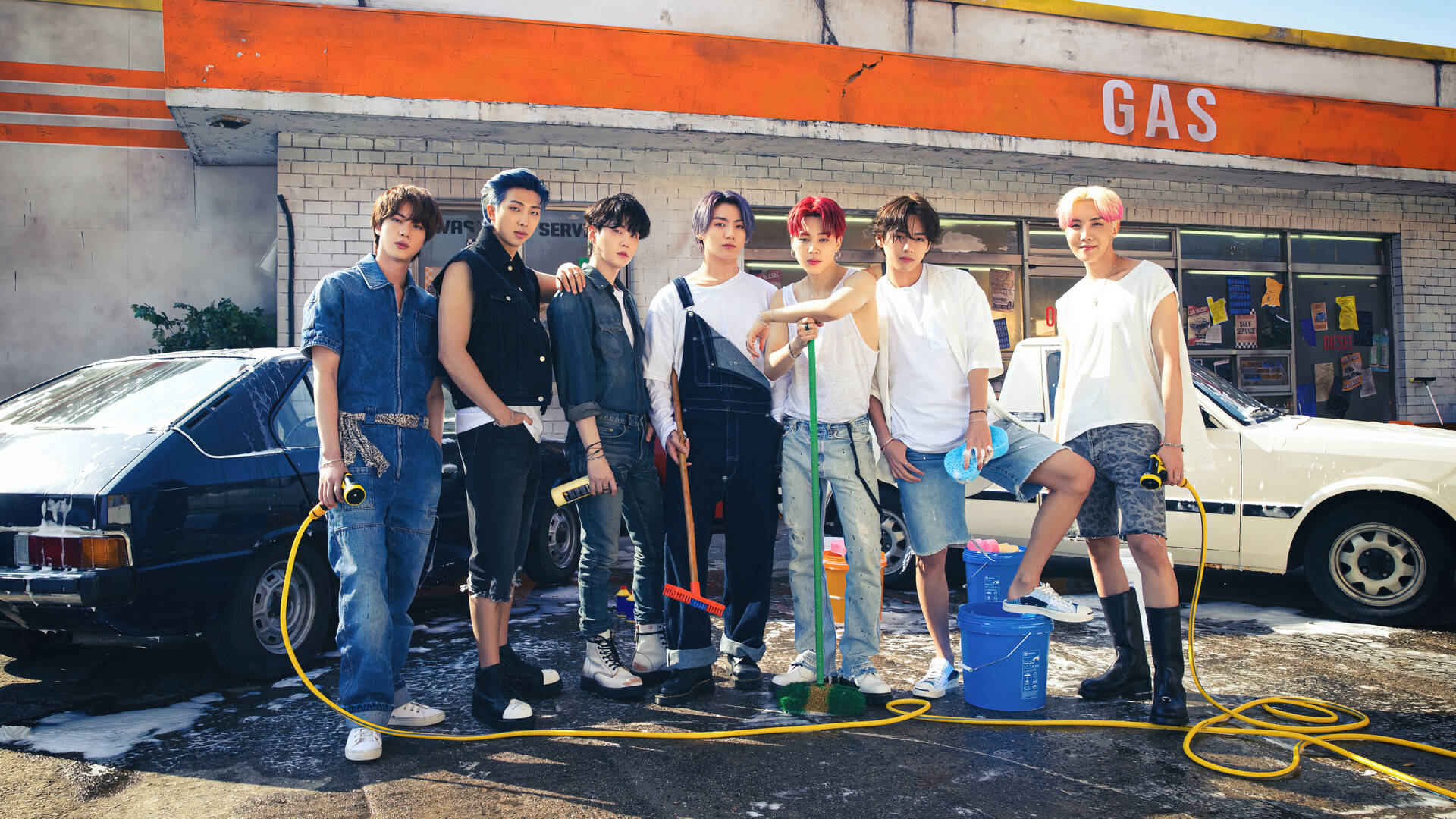 BTS-gruppebillede ved bilvaskestation Wallpapers