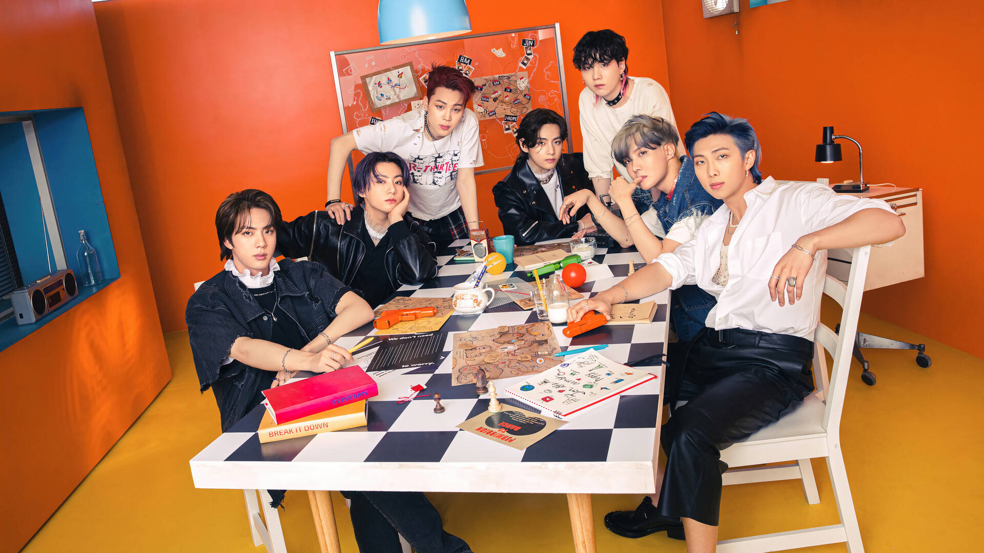 BTS gruppebillede i orange rum Wallpapers
