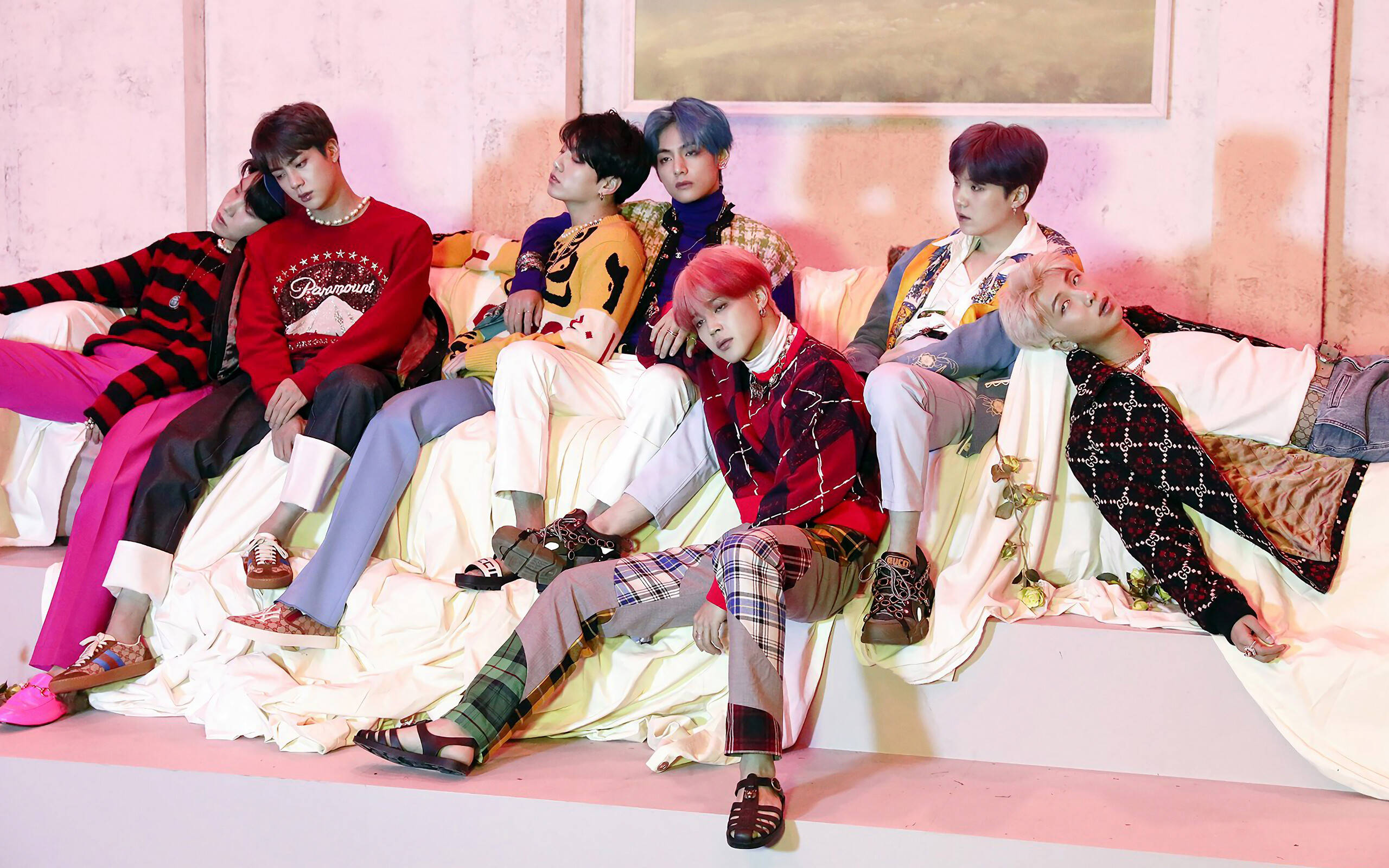 BTS-gruppebillede i stuen Wallpapers