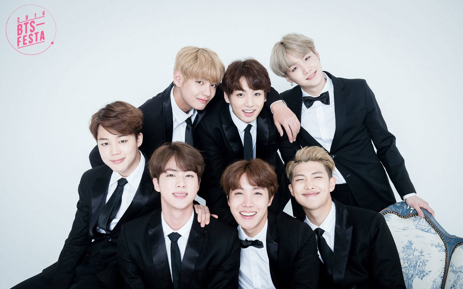 BTS gruppebillede i elegante jakkesæt Wallpapers