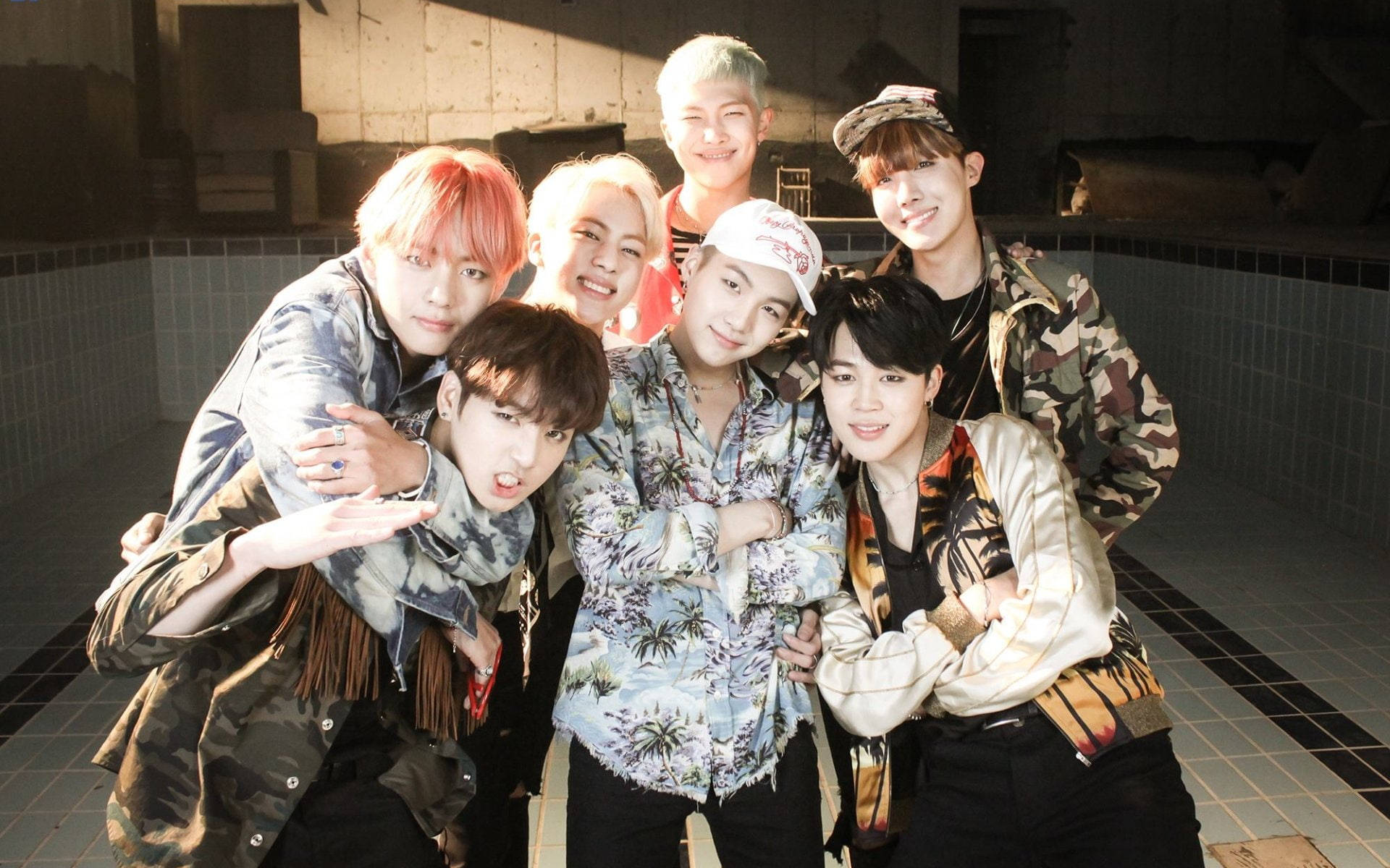 BTS-gruppebillede i Fire-musikvideoen Wallpapers