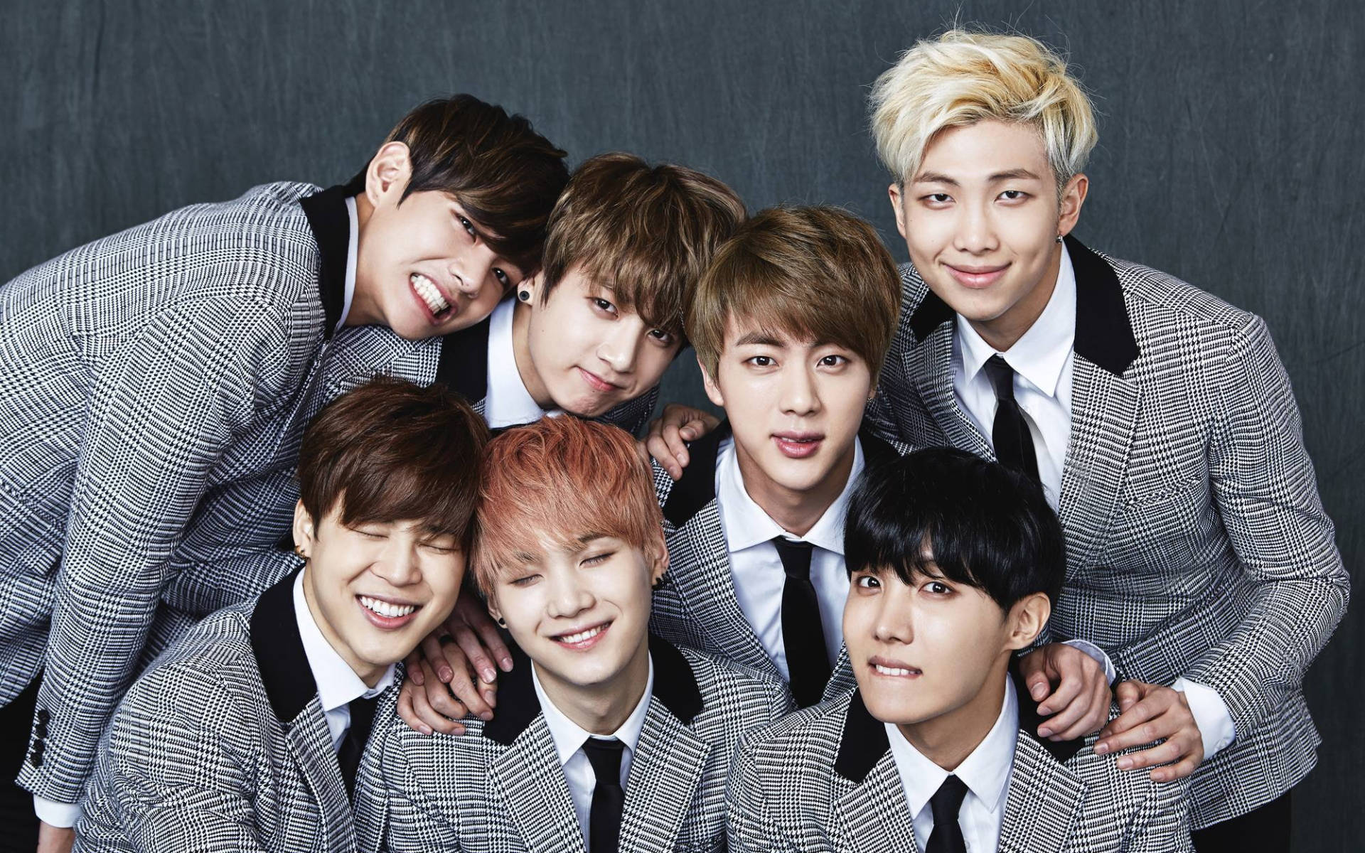 BTS gruppebillede i grå jakkesæt Wallpapers