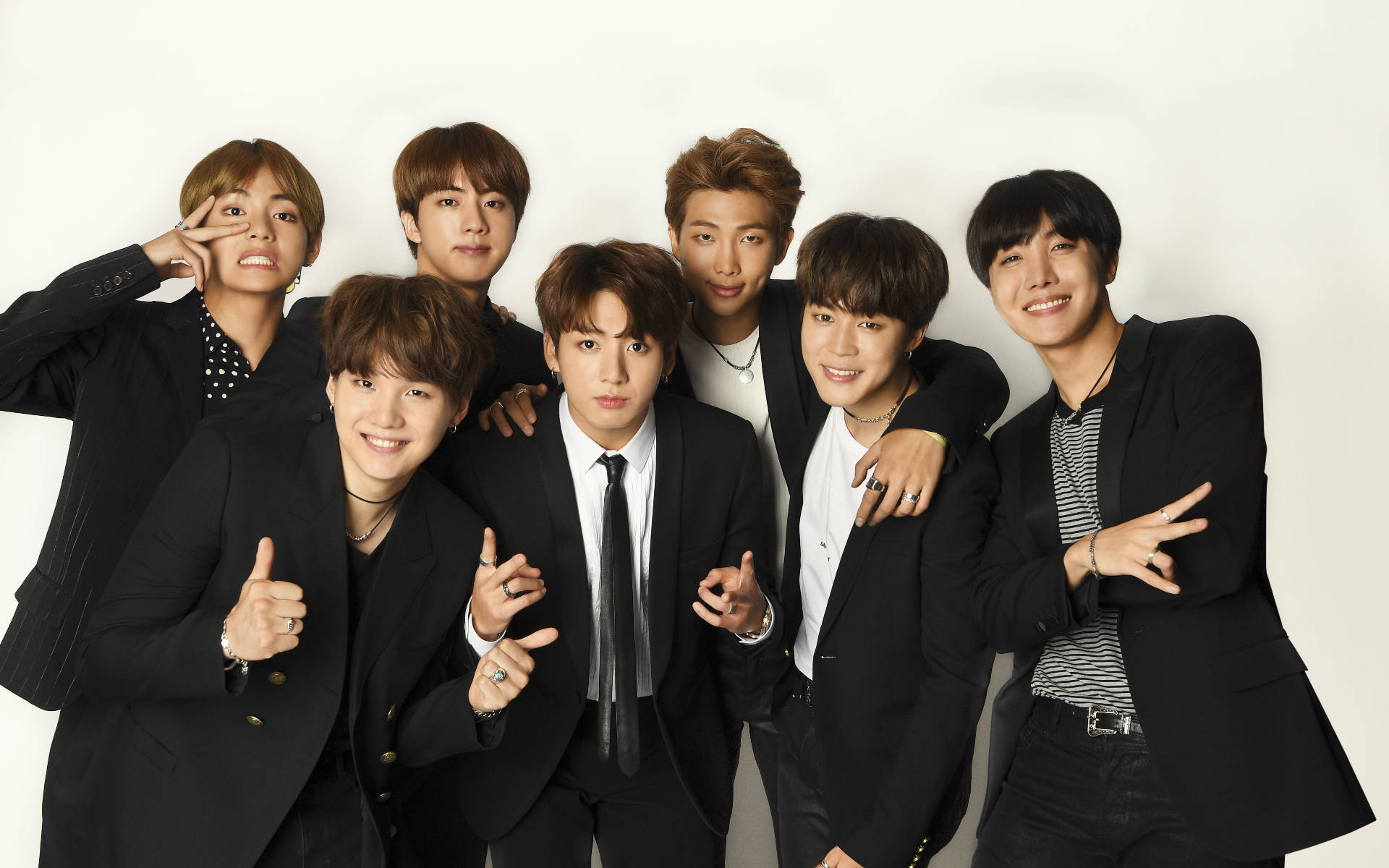 BTS gruppebillede i sorte jakkesæt Wallpapers