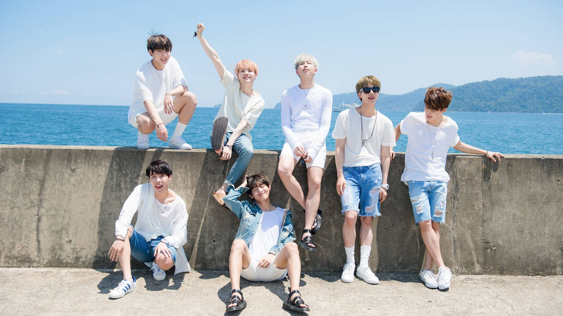 BTS gruppebillede nær havet Wallpapers