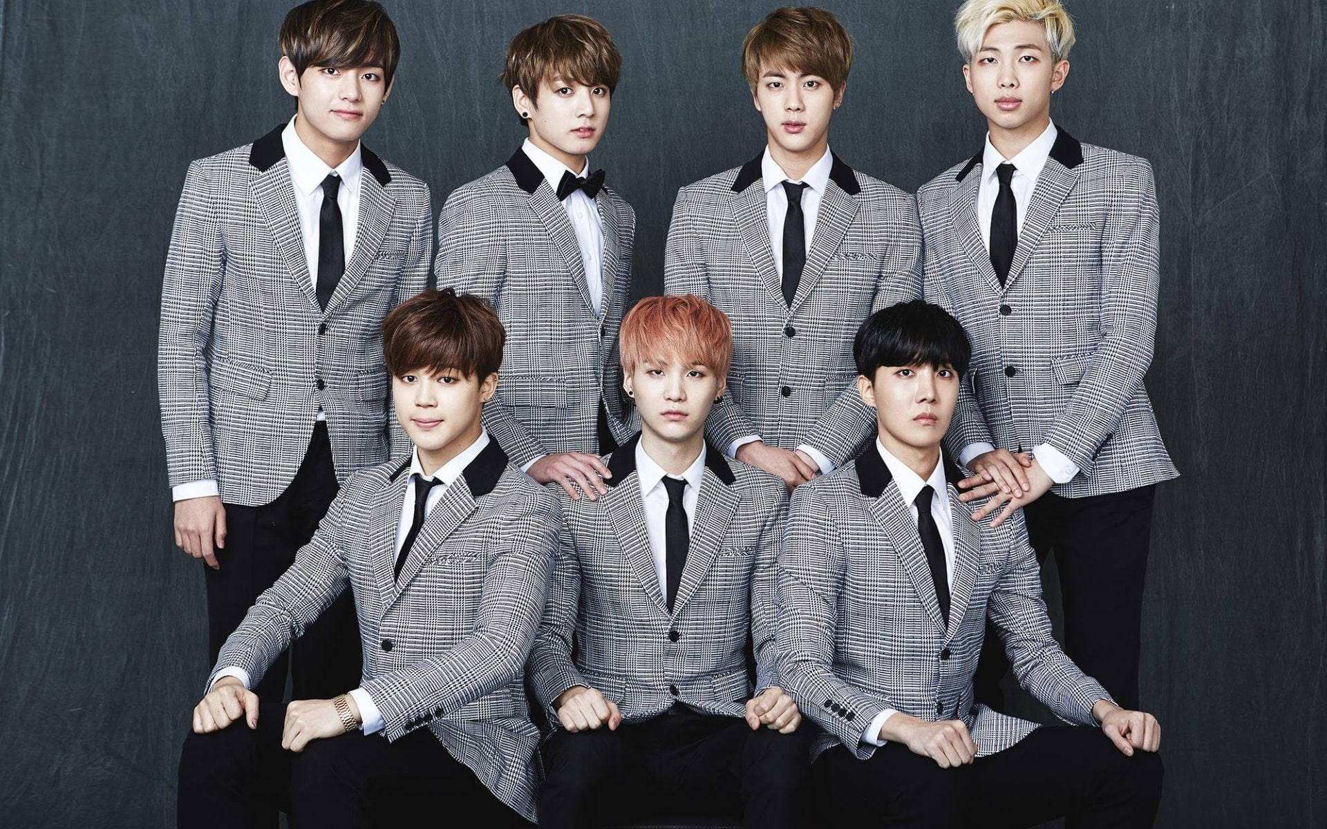 BTS gruppefoto i studenuniform Wallpapers