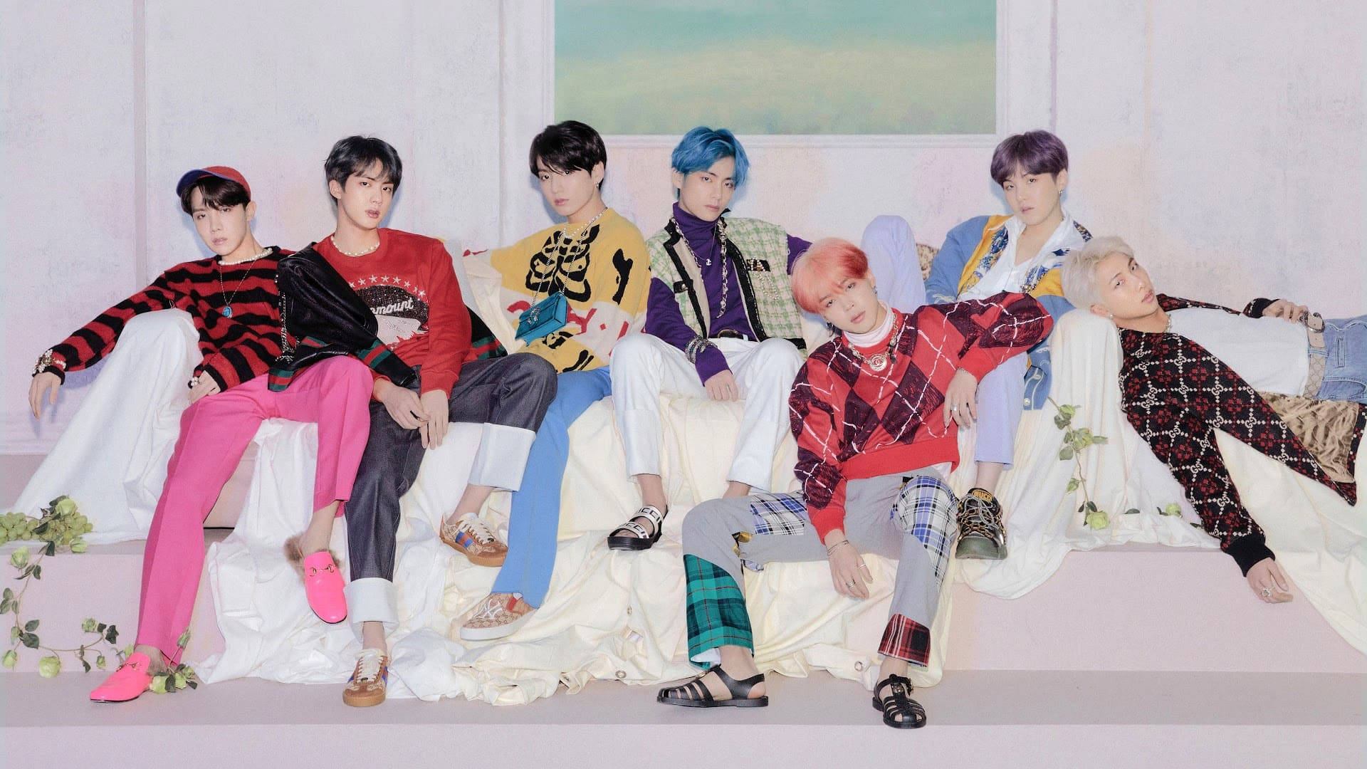 BTS hvid sofa skrivebordsbaggrund Wallpapers