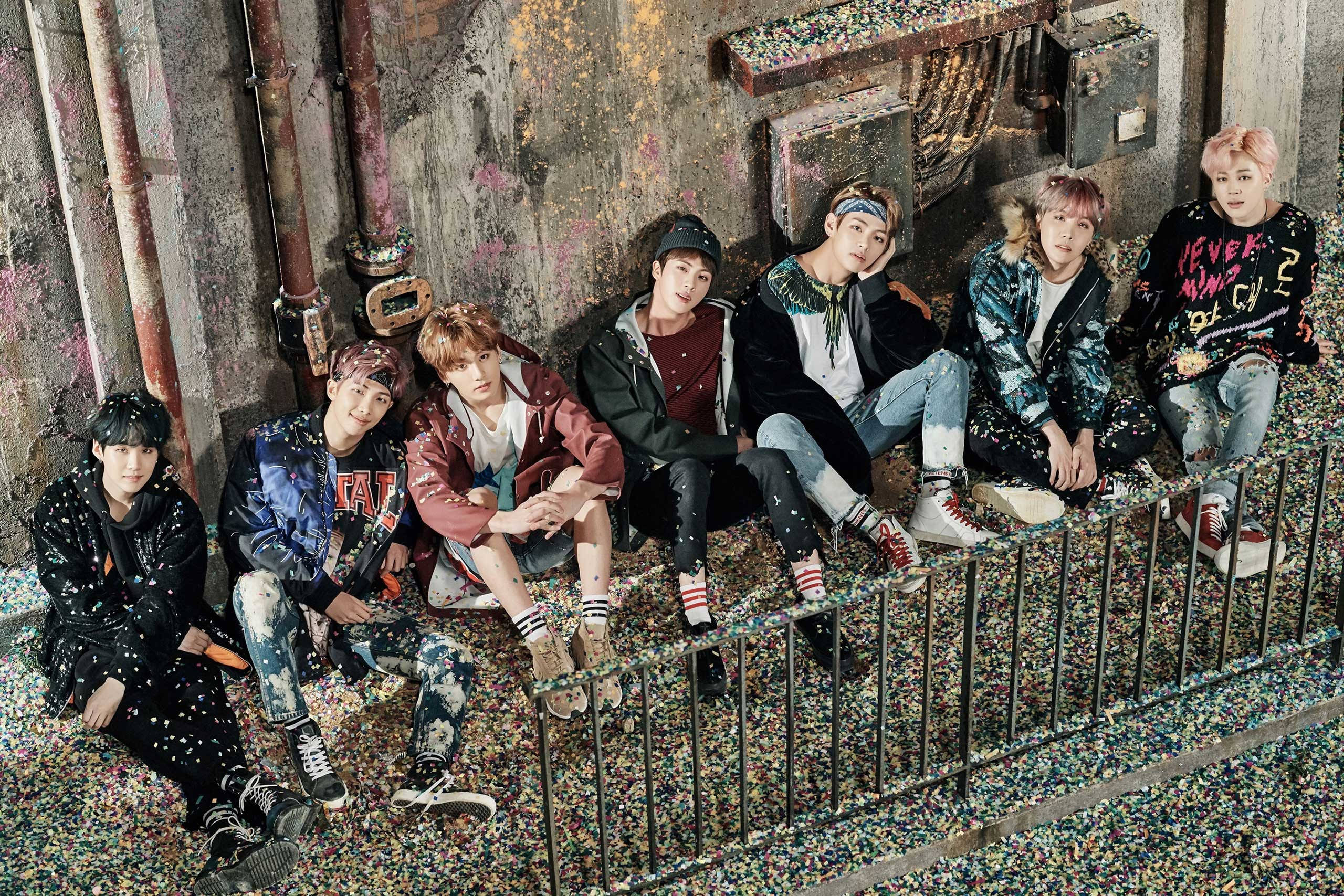 BTS i Smøge med Konfetti og Bærbar Wallpapers