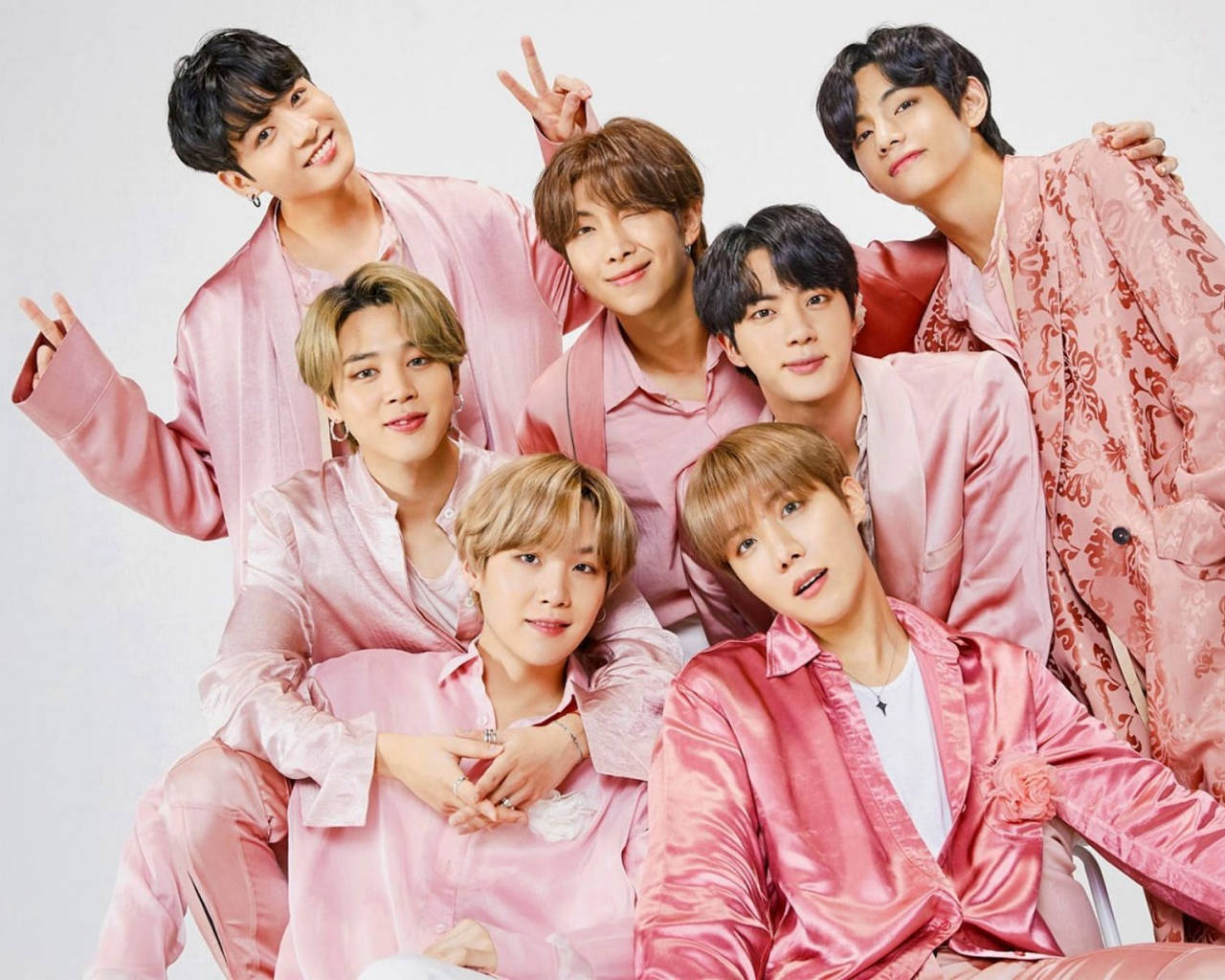 BTS medlemmer i lyserødt skrivebordsbaggrund Wallpapers