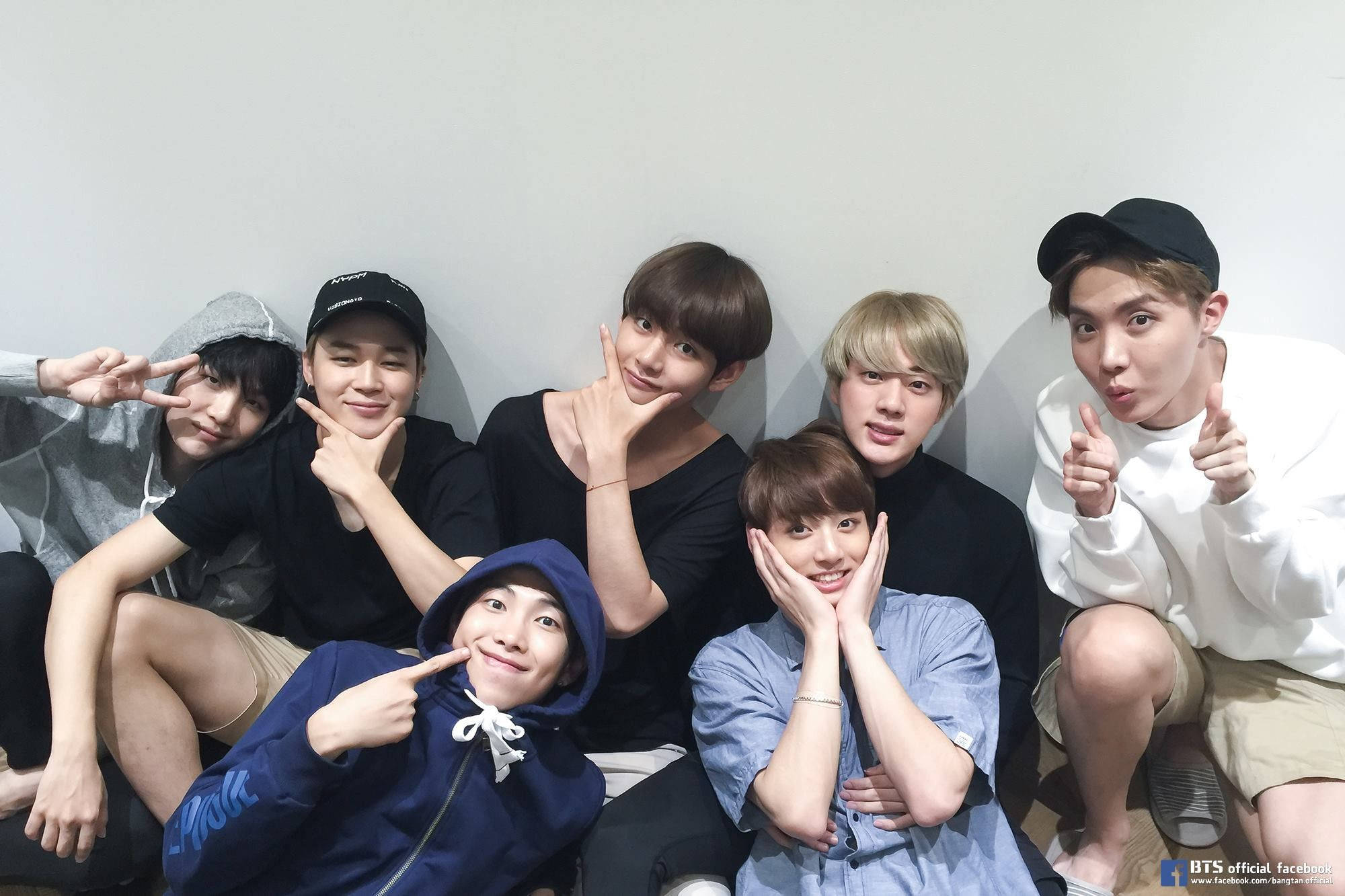 BTS-medlemmer smiler alle Wallpapers