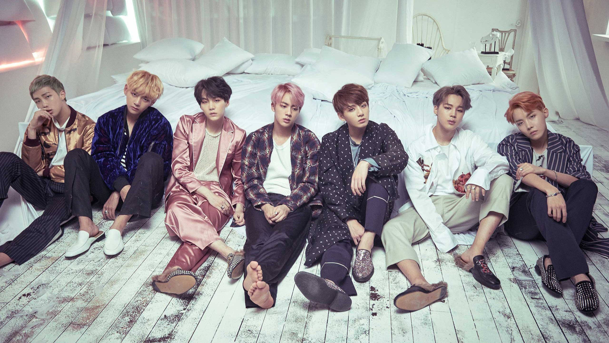 BTS-medlemmer ved siden af seng med laptop Wallpapers