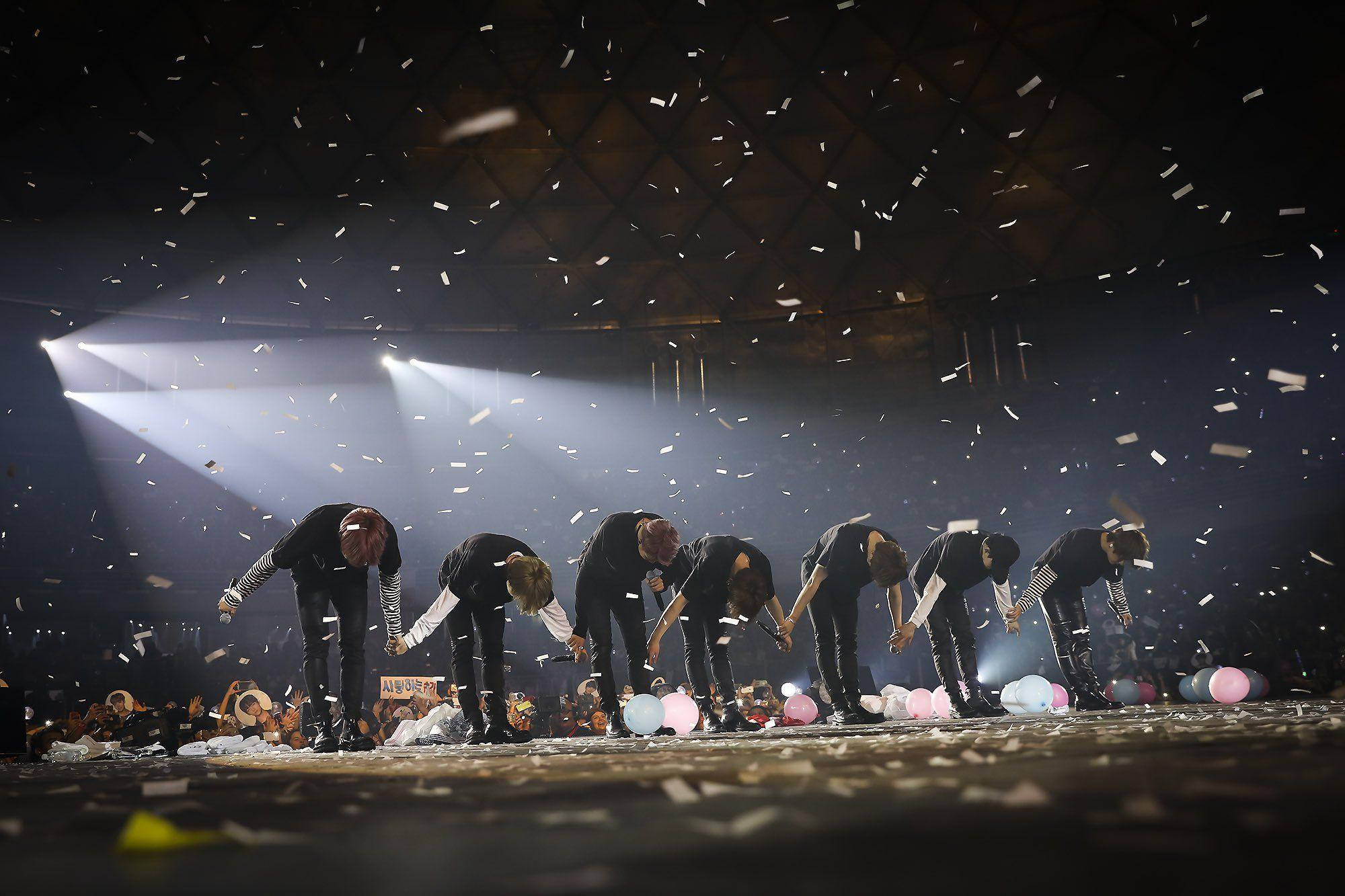 BTS skrivebordsbaggrund bukker under koncert Wallpapers