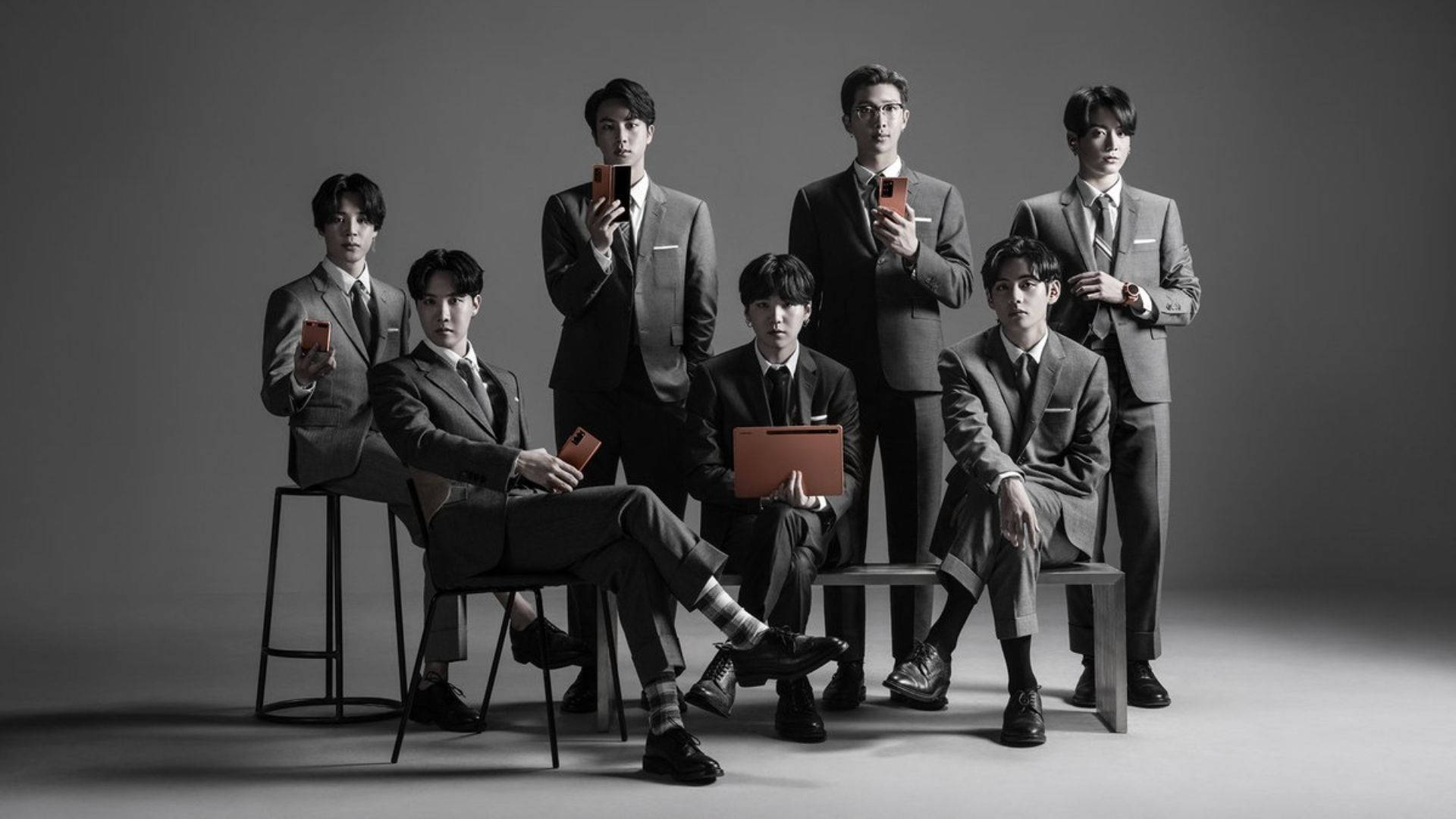 BTS skrivebordsbillede med telefoner og bærbare computere Wallpapers