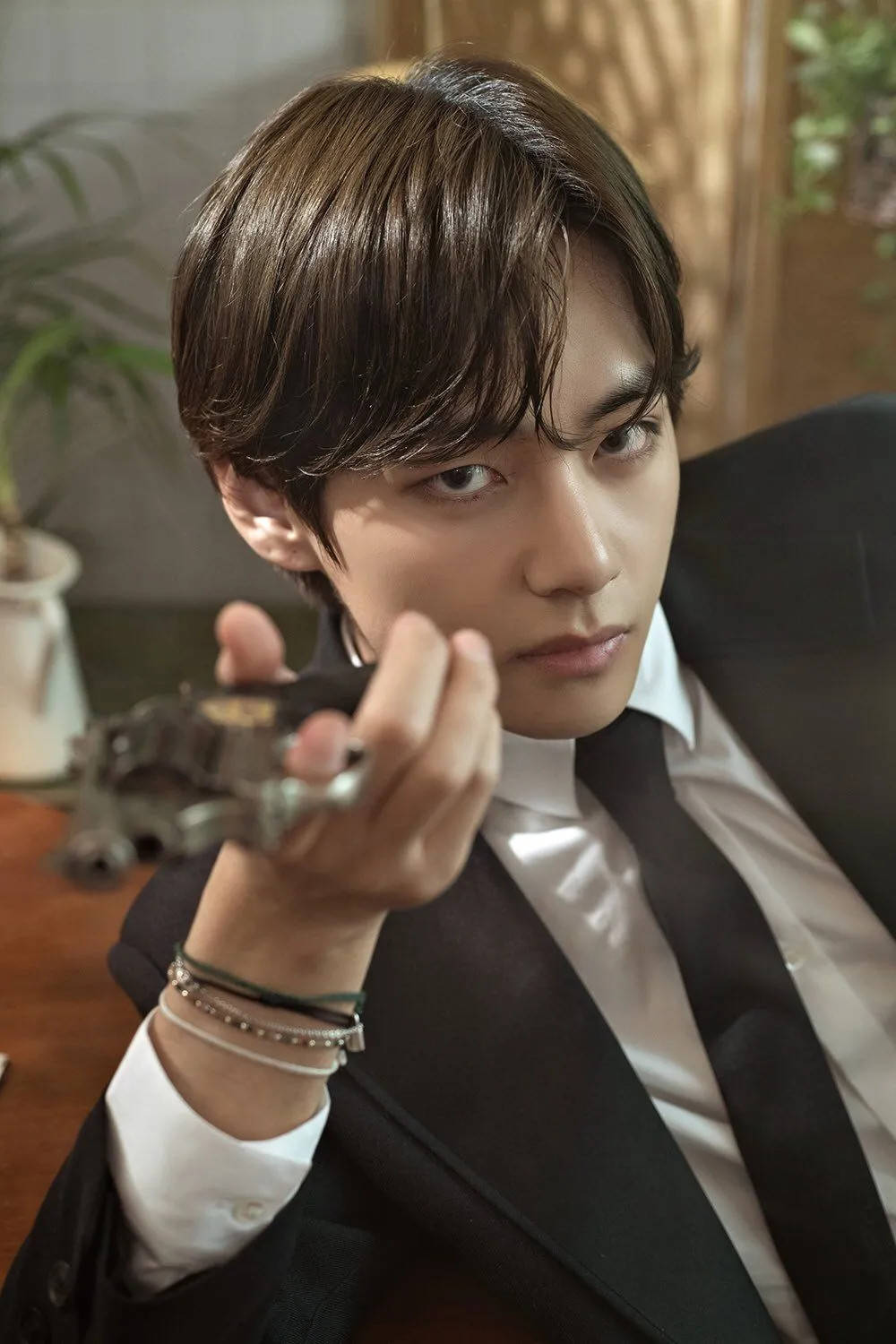 BTS V holder pistol Wallpapers