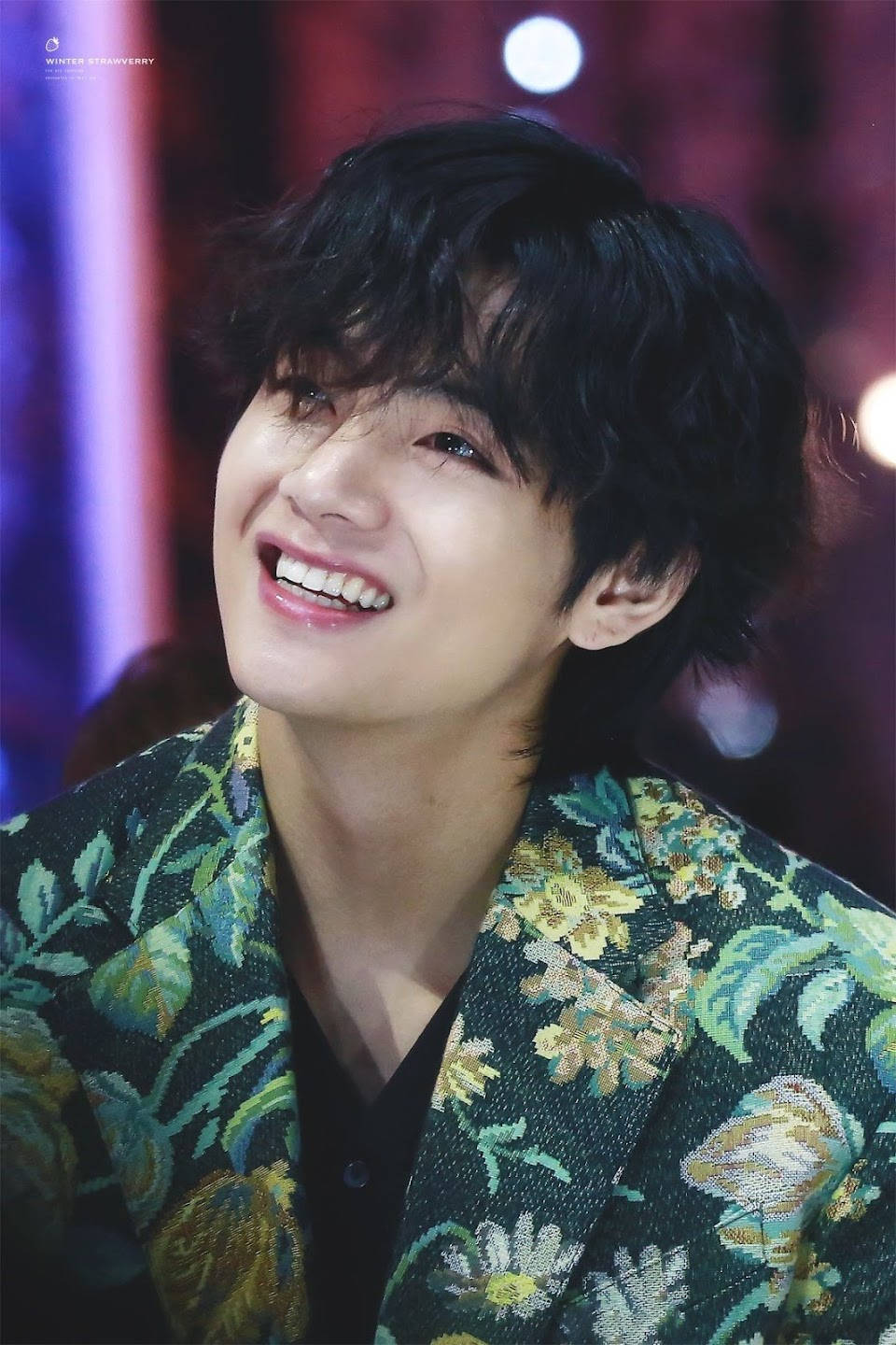 BTS V i blomstret frakke Wallpapers