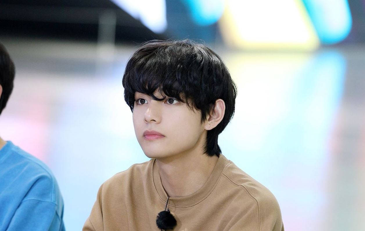 BTS V i brun skjorte Wallpapers