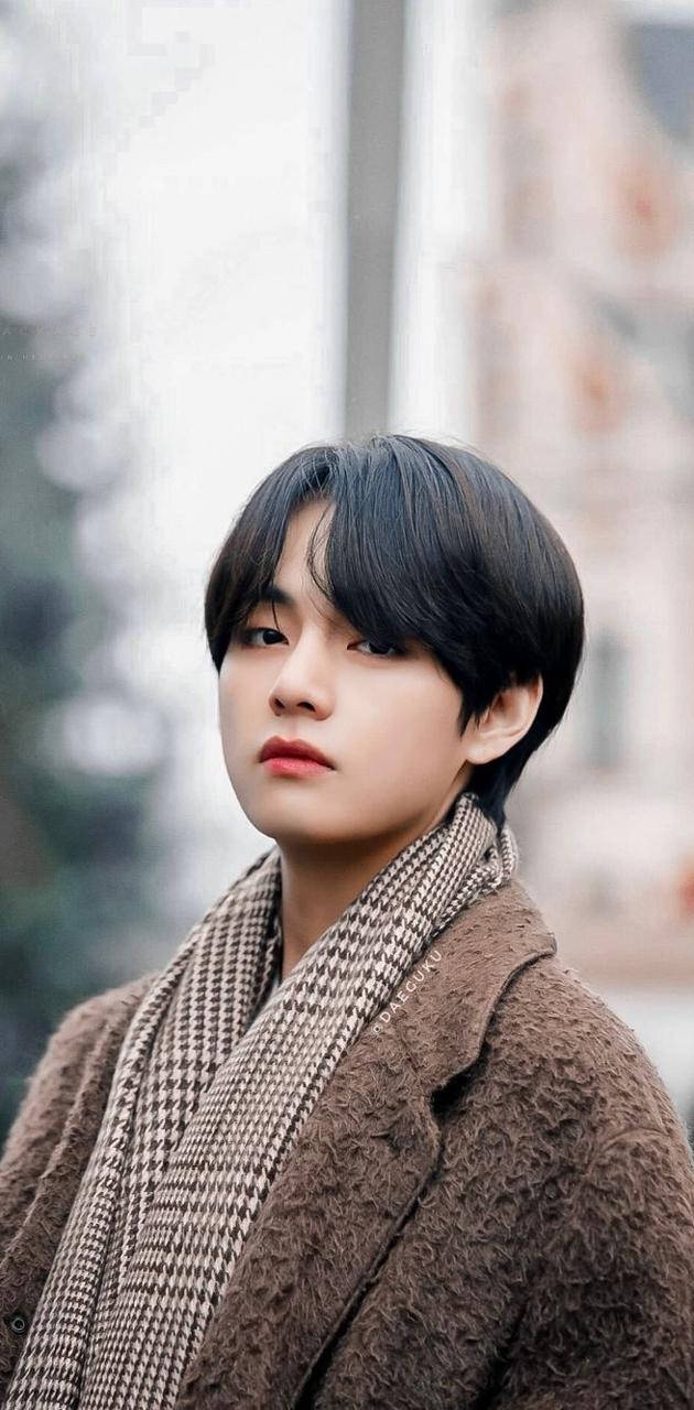 BTS V i brunt vinteroutfit Wallpapers
