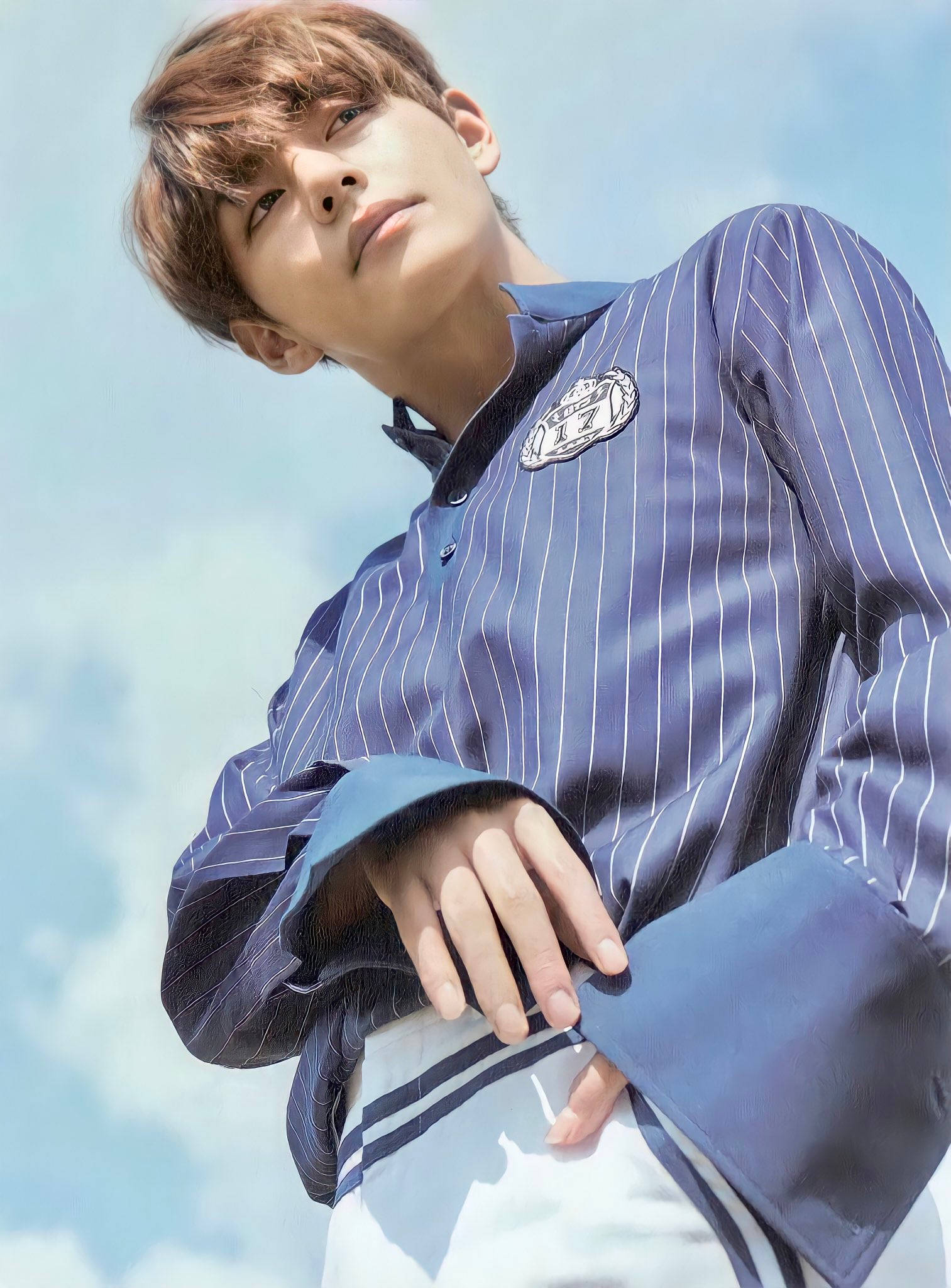 BTS V i stribet blå skjorte Wallpapers