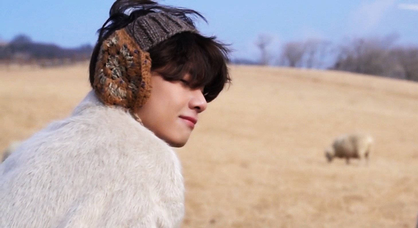 BTS V i strikkede ørevarmer Wallpapers