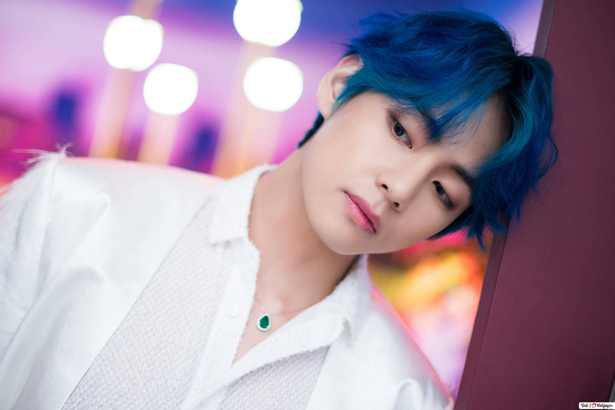 BTS V læner sig op ad en væg Wallpapers