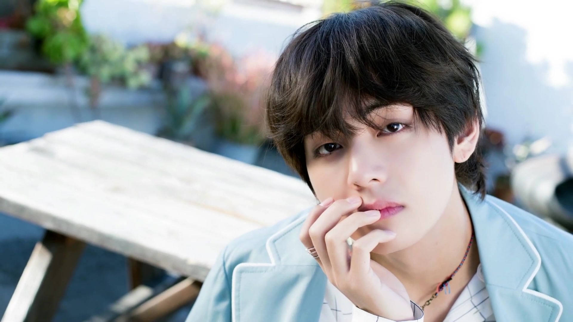 BTS V lyseblå jakke Wallpapers