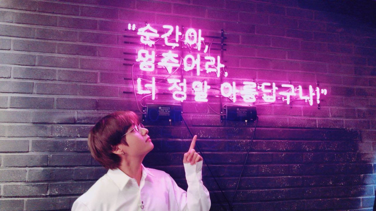 BTS V Neonlys Æstetik Wallpapers