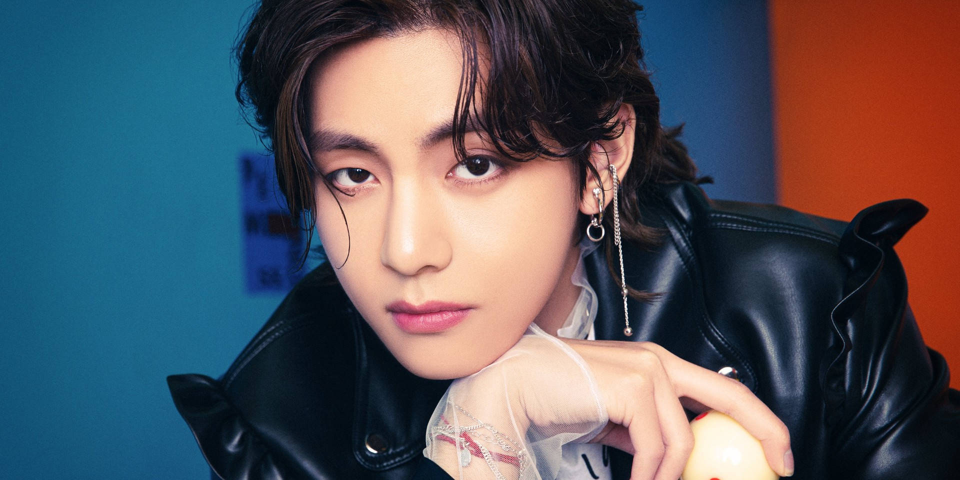BTS V sort læderjakke Wallpapers