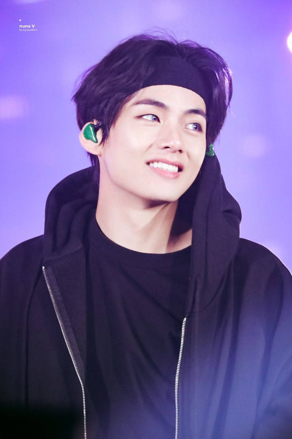 BTS V udstråler elegance i et stilfuldt sort outfit Wallpapers