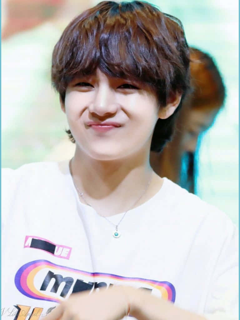 BTS V viser sit selvsikre smil Wallpapers