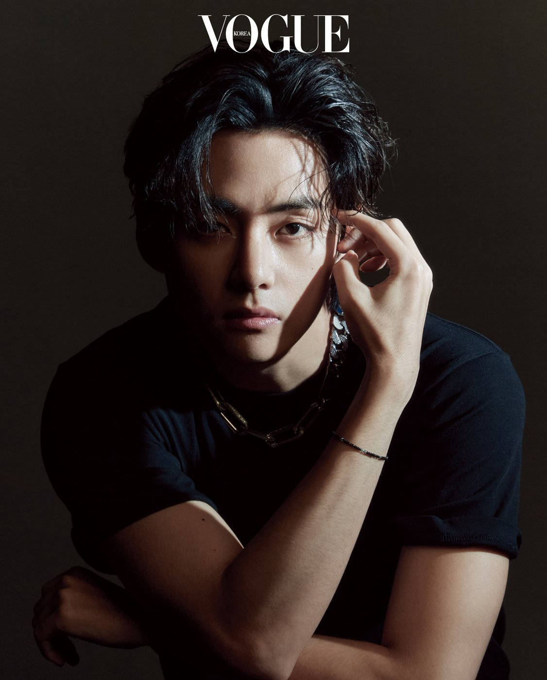 BTS V Vogue Sort Skjorte Wallpapers