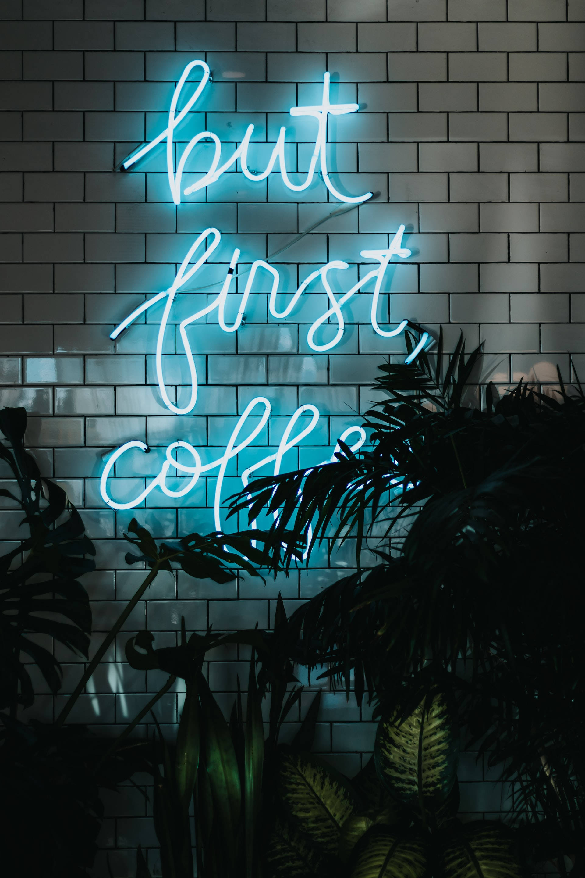 "But First Coffee" i neonlysblå iPhone Wallpapers