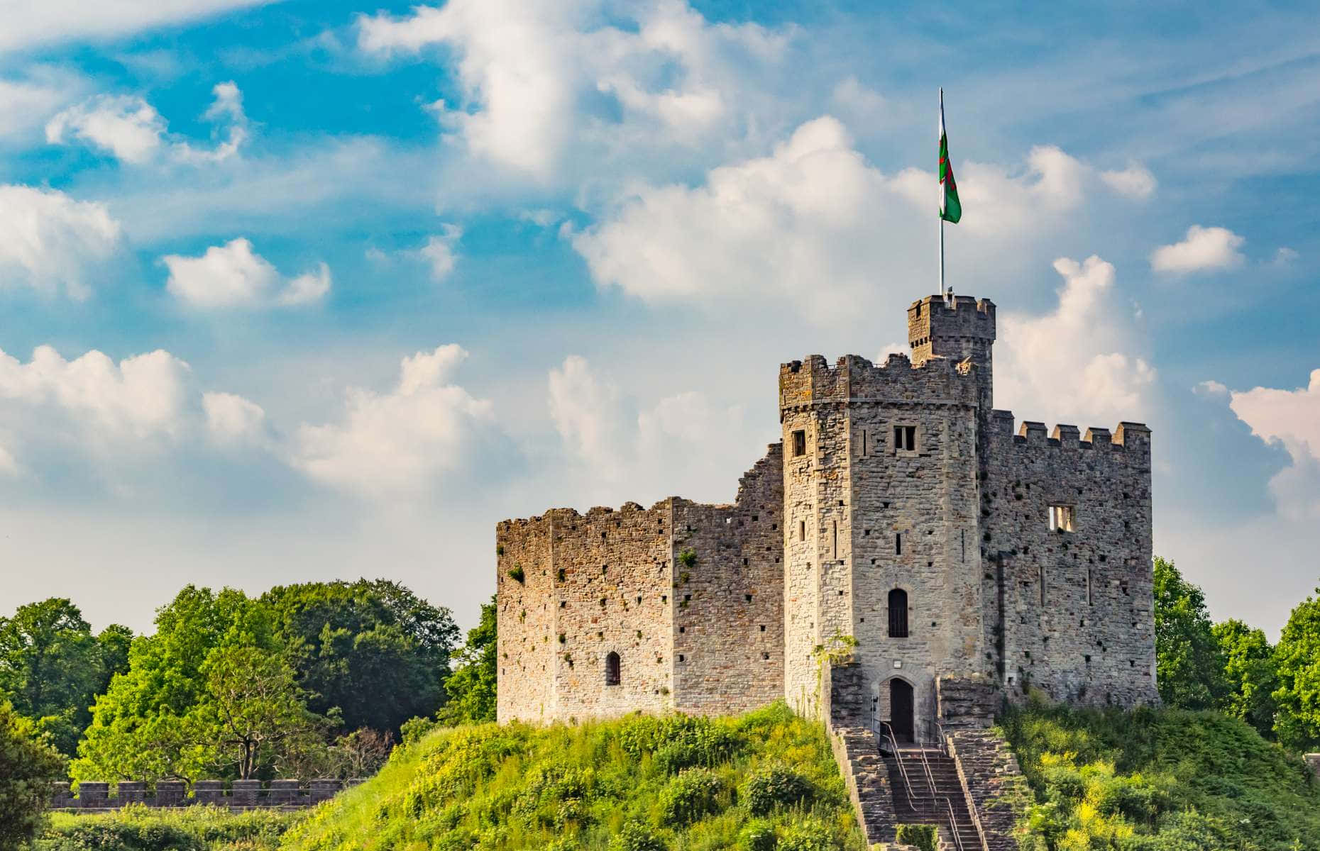 Cardiff Castle omgivet af træer Wallpapers