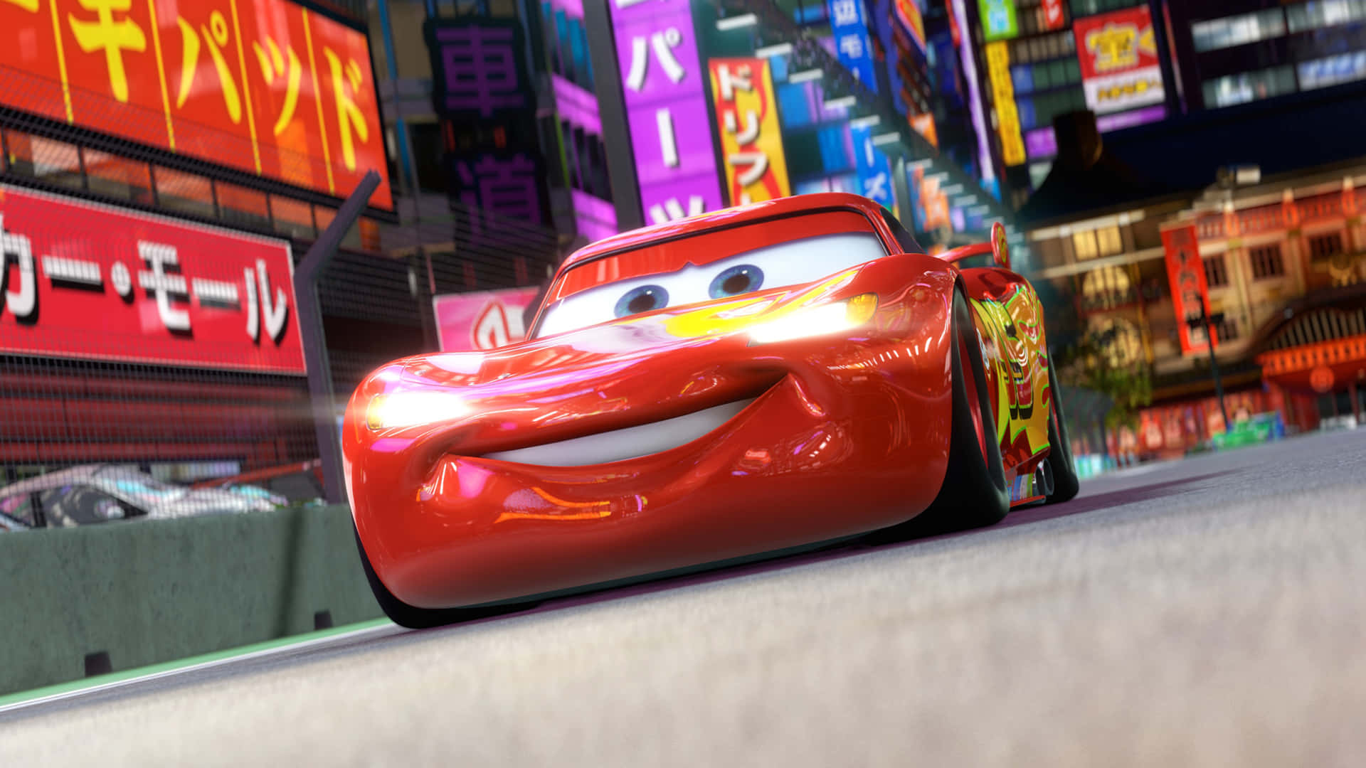 cars 3 - en rød bil kører ned ad en bygade Wallpapers