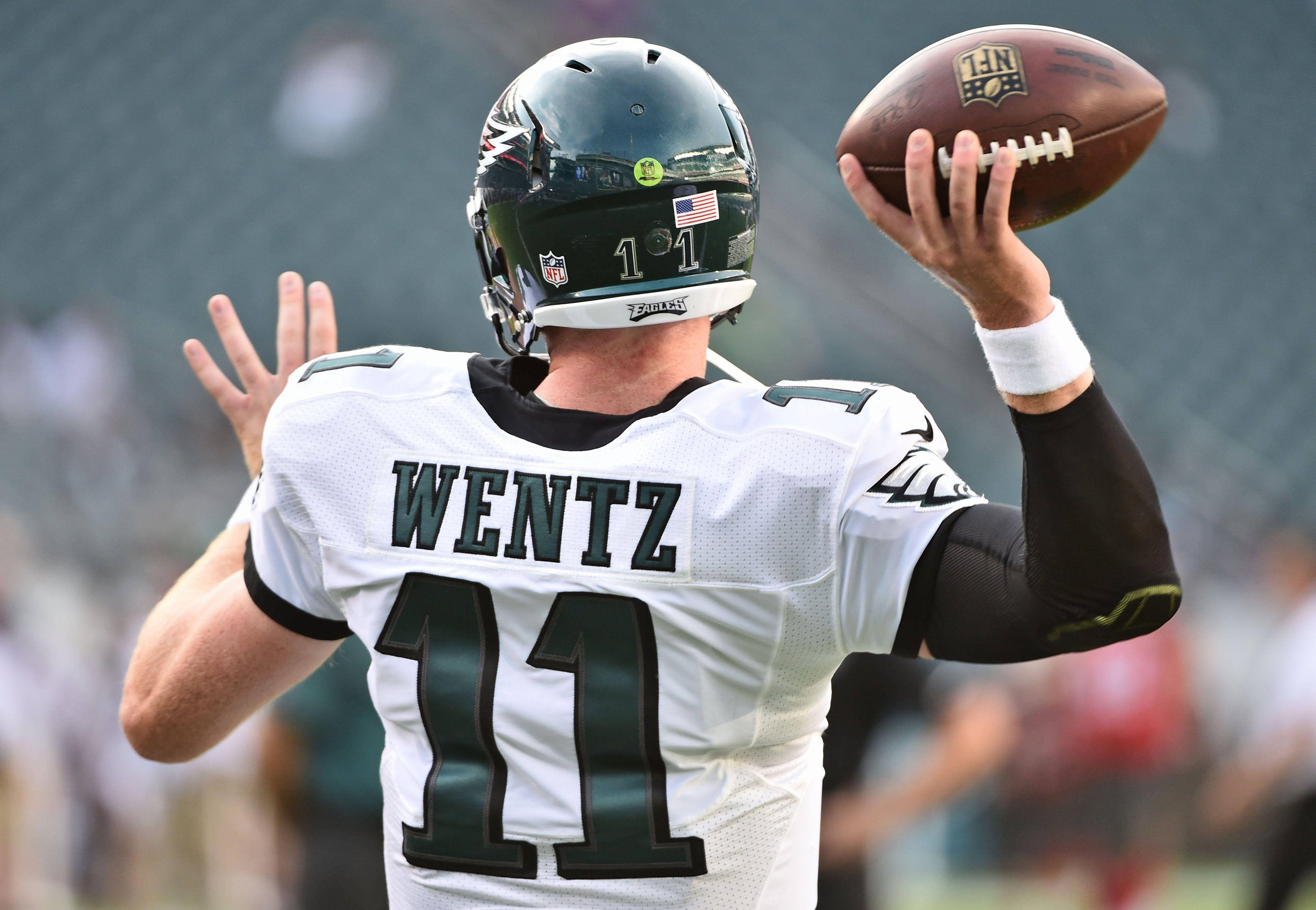 Carson Wentz kaster bolden NFL Wallpapers