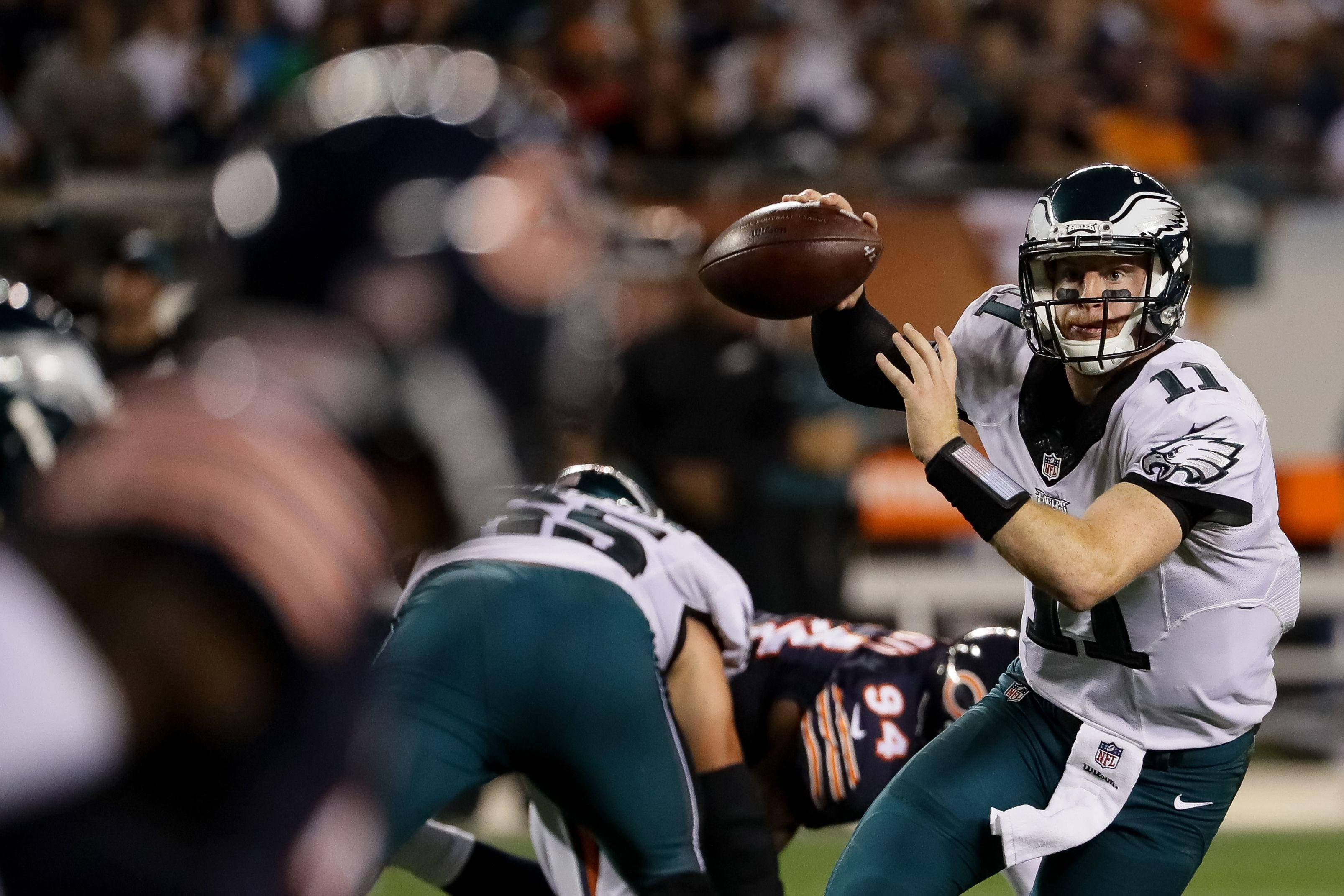 Carson Wentz kaster fodbolden Wallpapers