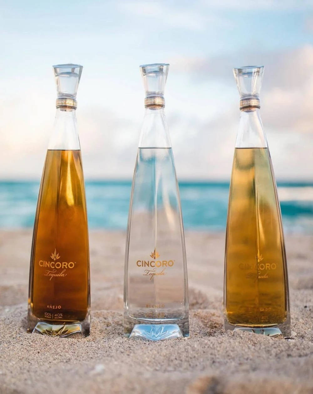 Cincoro Tequila-flaske på stranden Wallpapers