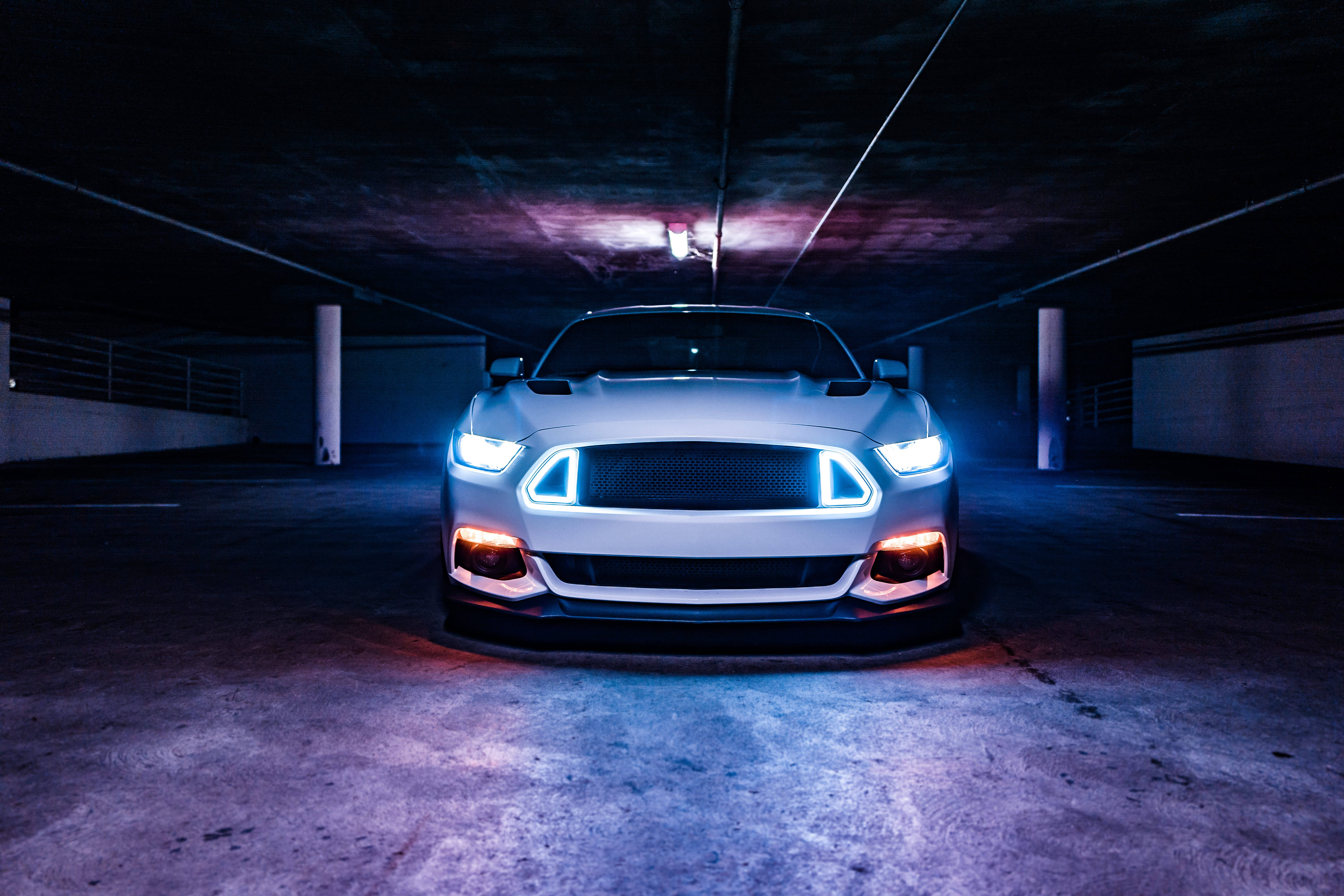 Cool hvid bil parkering Wallpapers