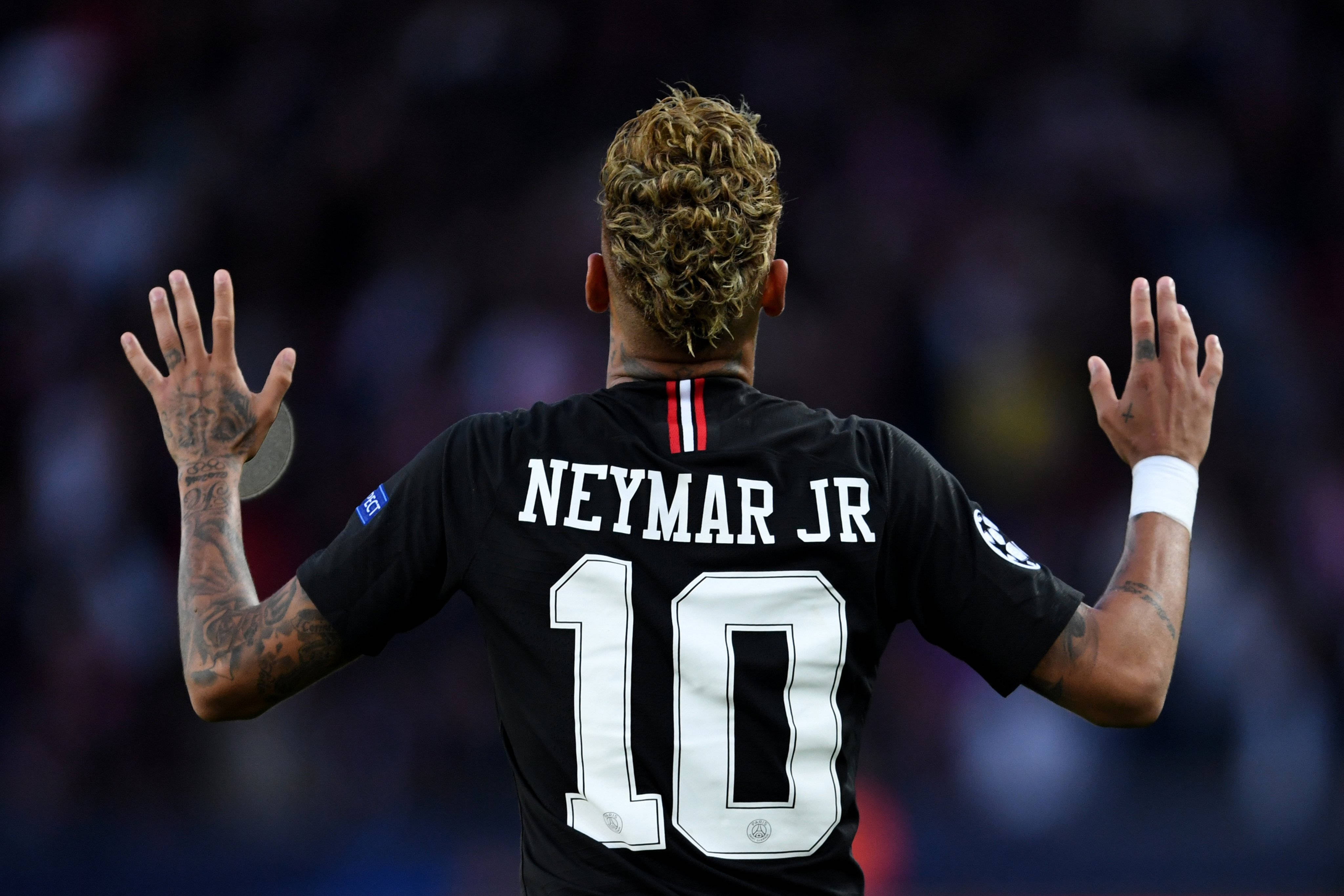 Cool Neymar Jr med hænderne op Wallpapers