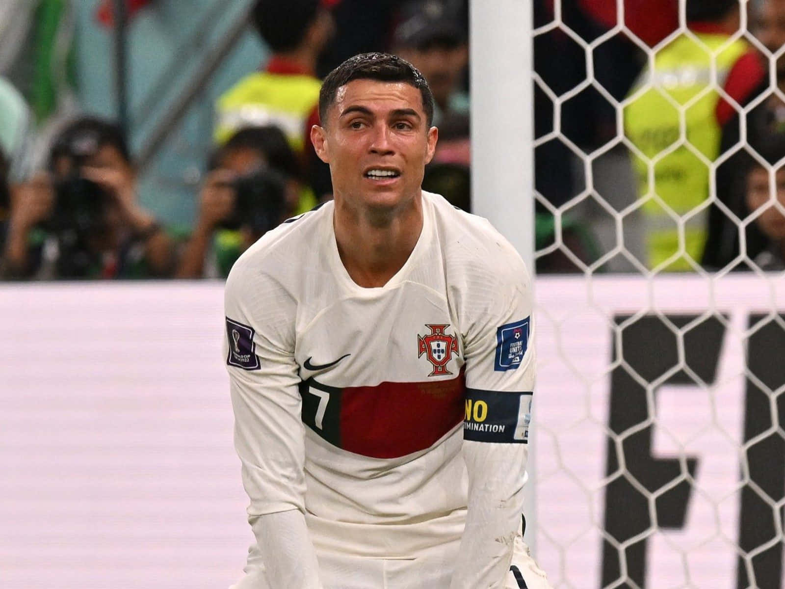 Cristiano Ronaldo i aktion på fodboldbanen Wallpapers
