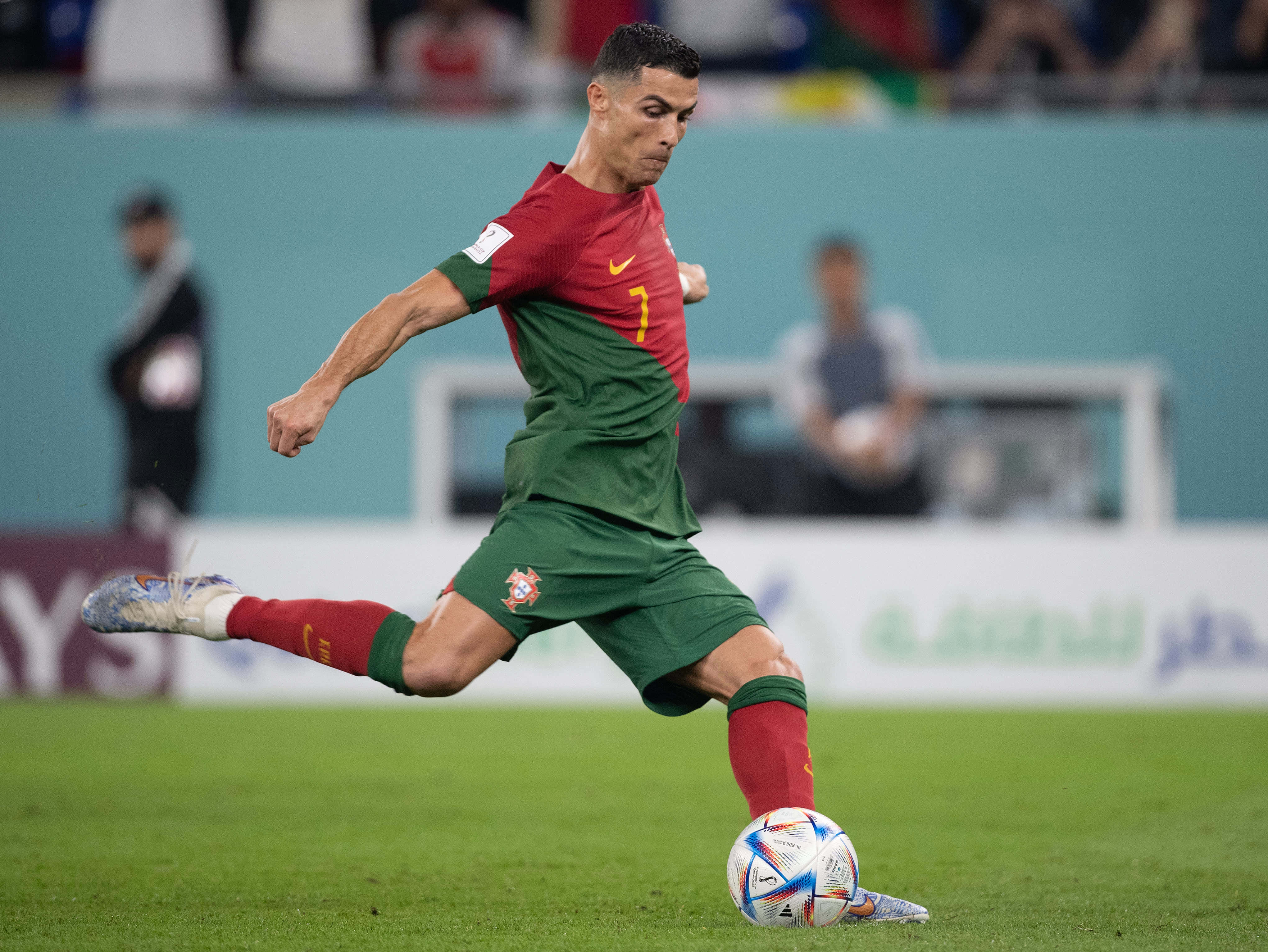 Cristiano Ronaldo sparker en fodbold Wallpapers