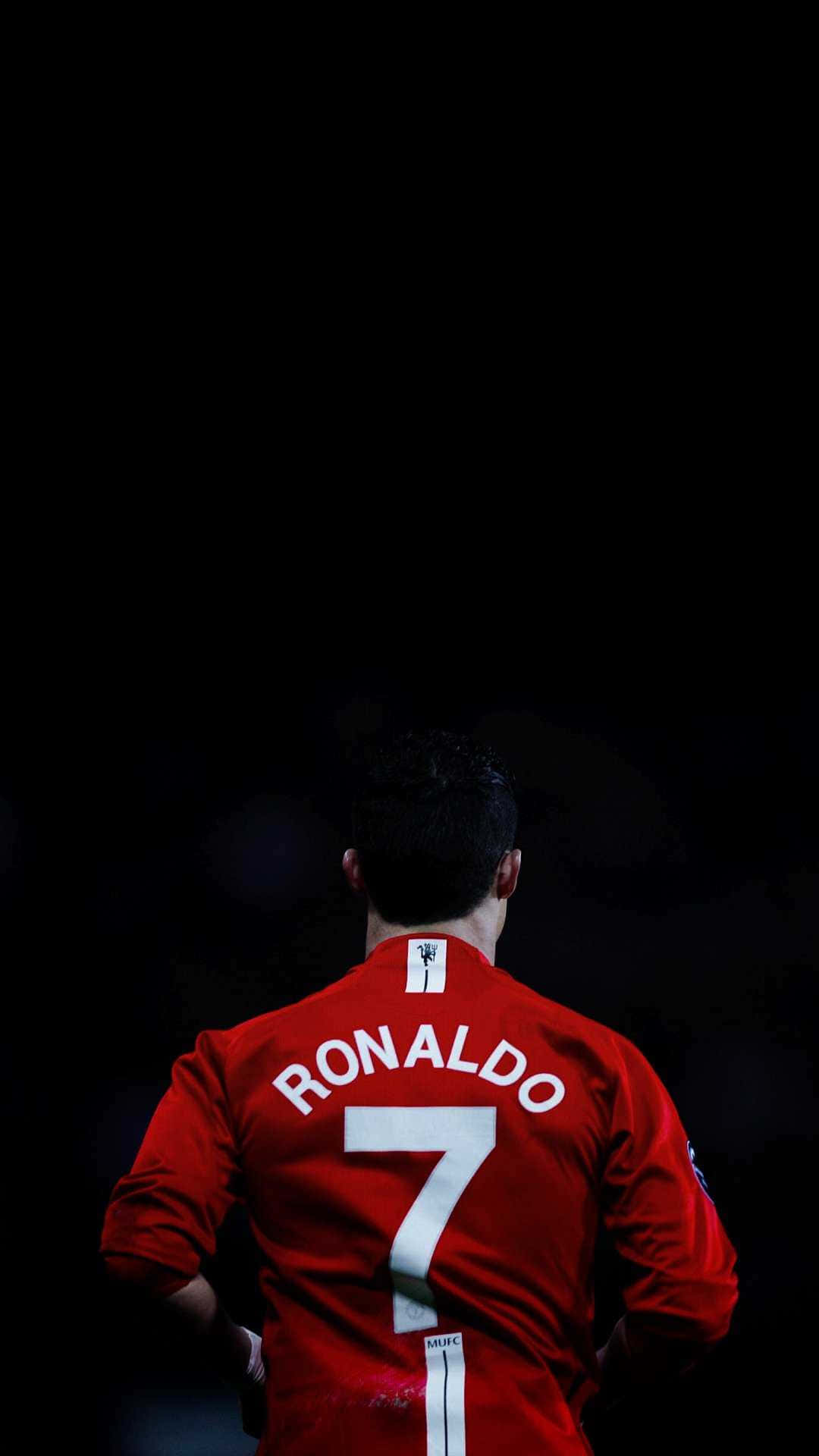 Cristiano Ronaldo afleverer et kraftfuldt skud på banen Wallpapers