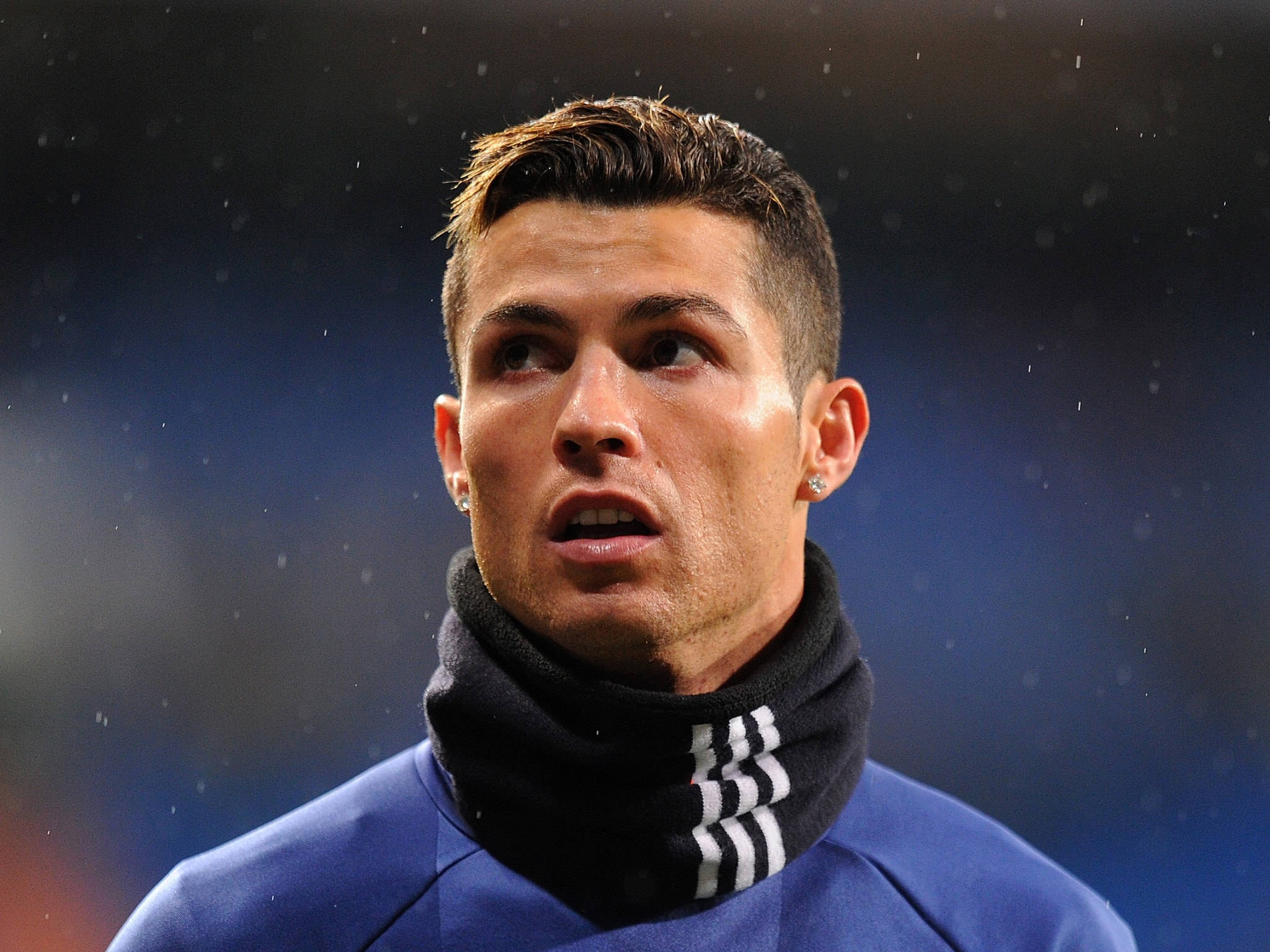 Cristiano Ronaldo koncentrerer sig på fodboldbanen Wallpapers