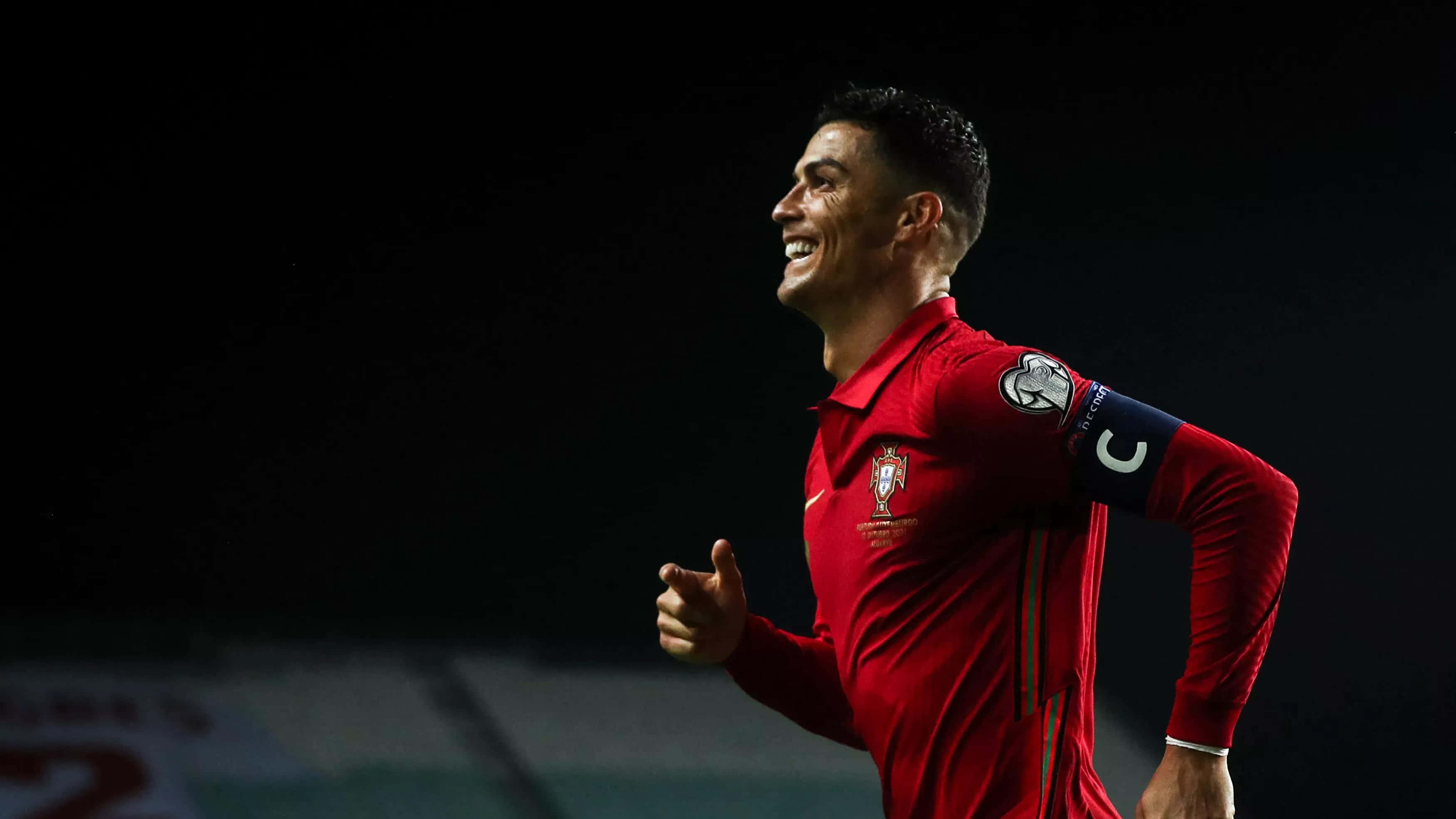 Cristiano Ronaldo løber på fodboldbanen Wallpapers