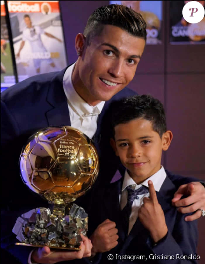 Cristiano Ronaldo med Gylden Bold og Barn Wallpapers
