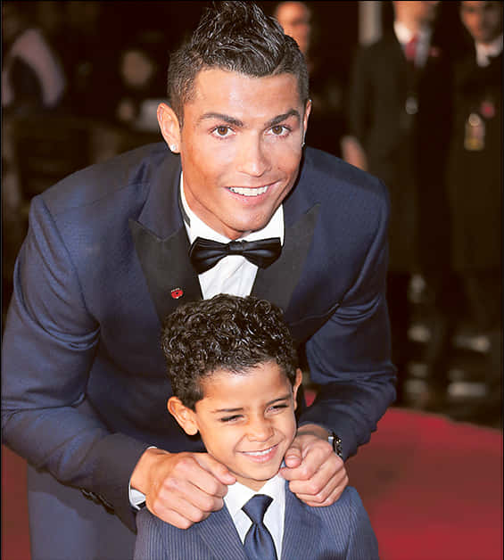 Cristiano Ronaldo smilende med barn til arrangement Wallpapers