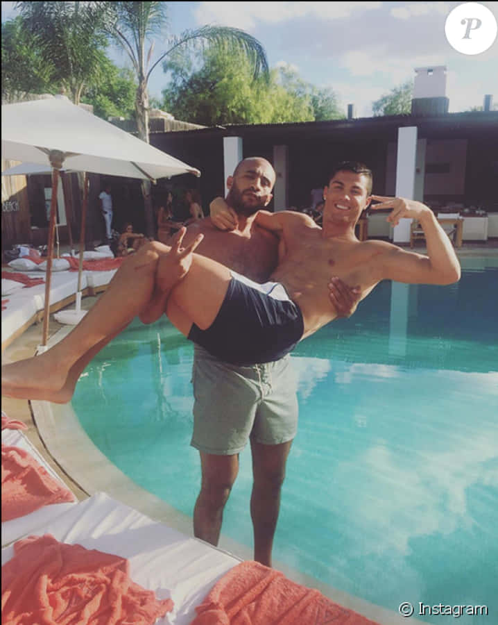 Cristiano Ronaldo ved poolen Wallpapers