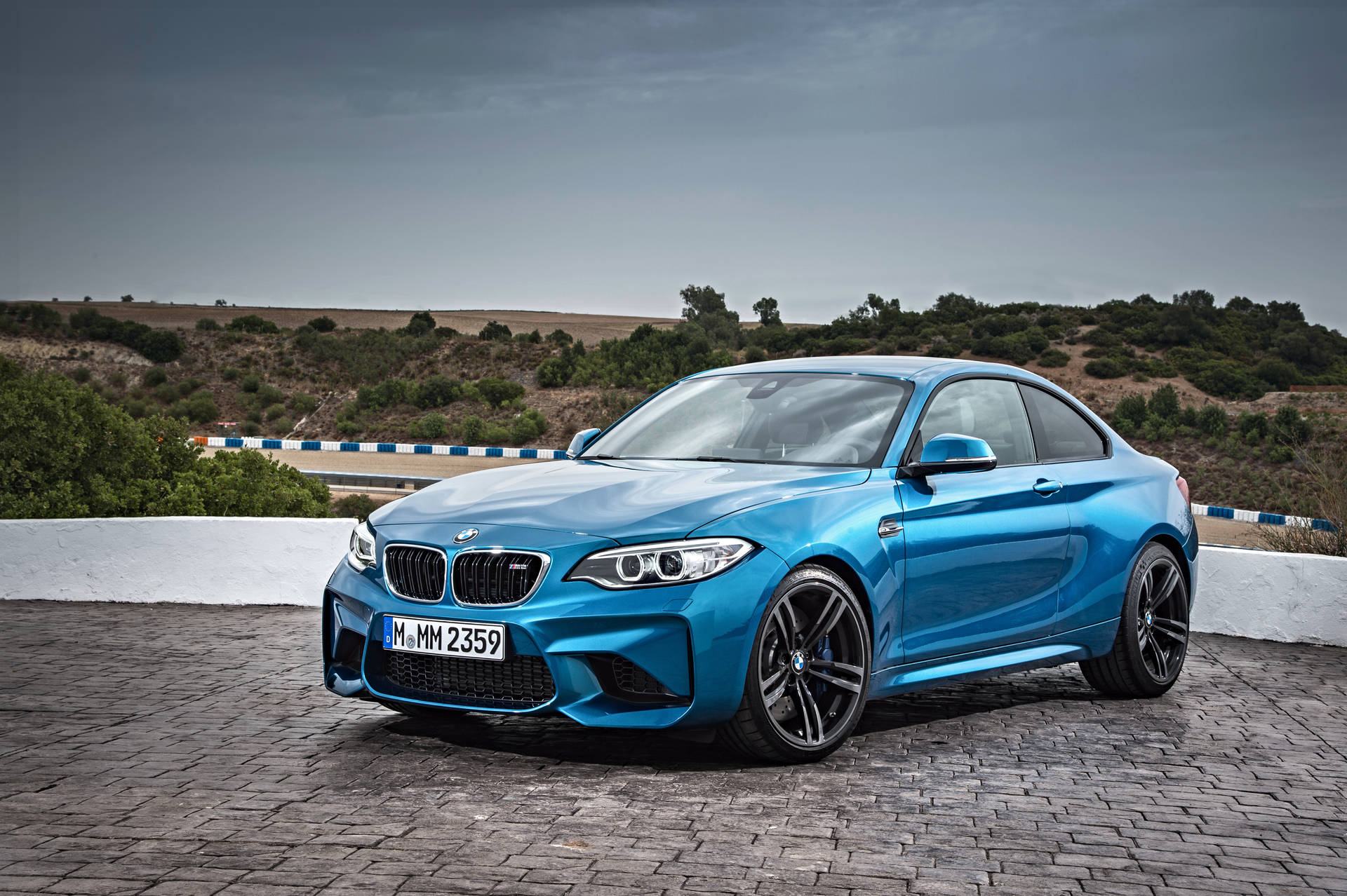 Blå BMW F87 på asfalt med bjergudsigt baggrundsbillede — Bmw Wallpapers