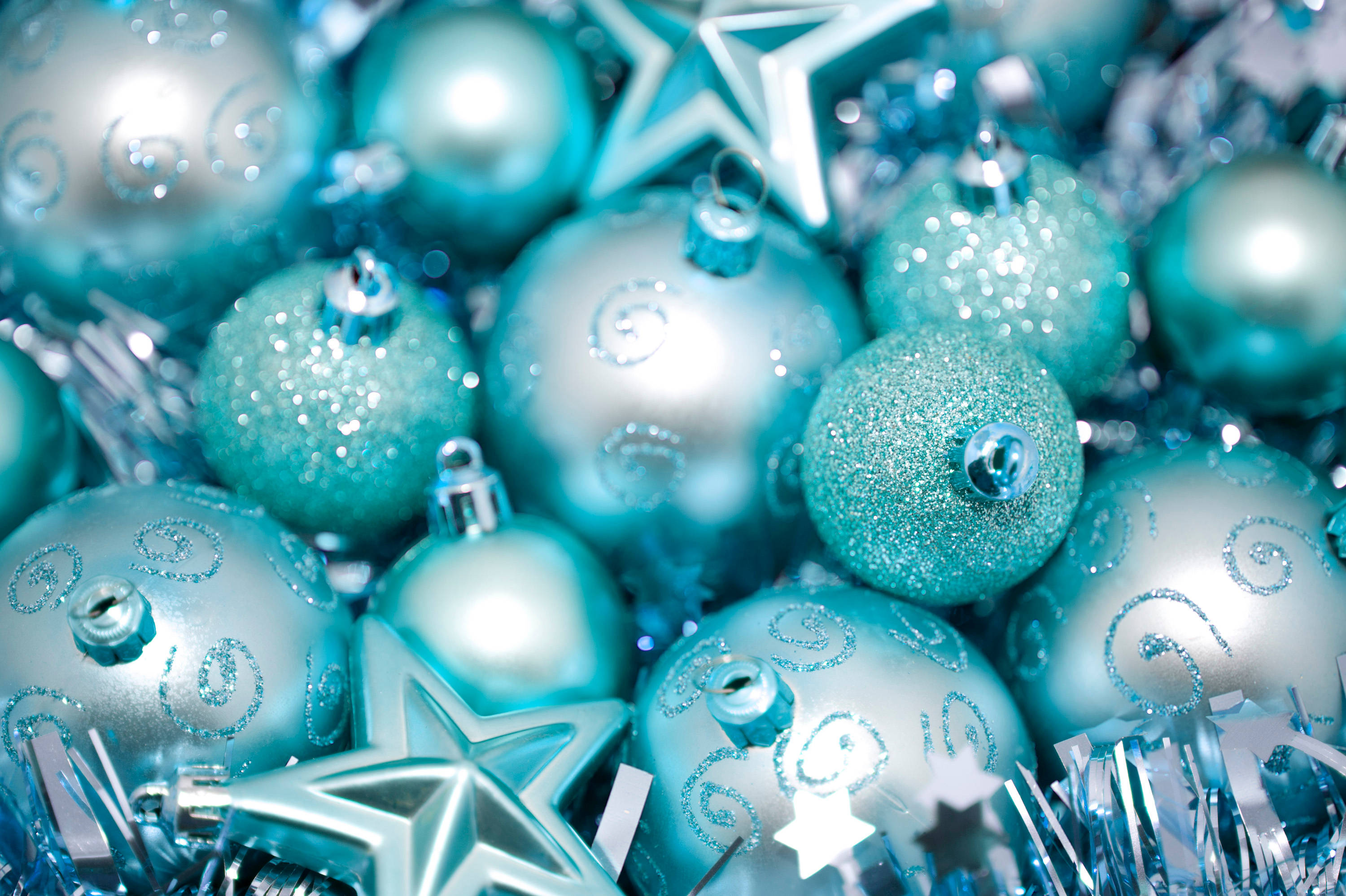 Cyan julekugler, der pryder den festlige juletid Wallpapers